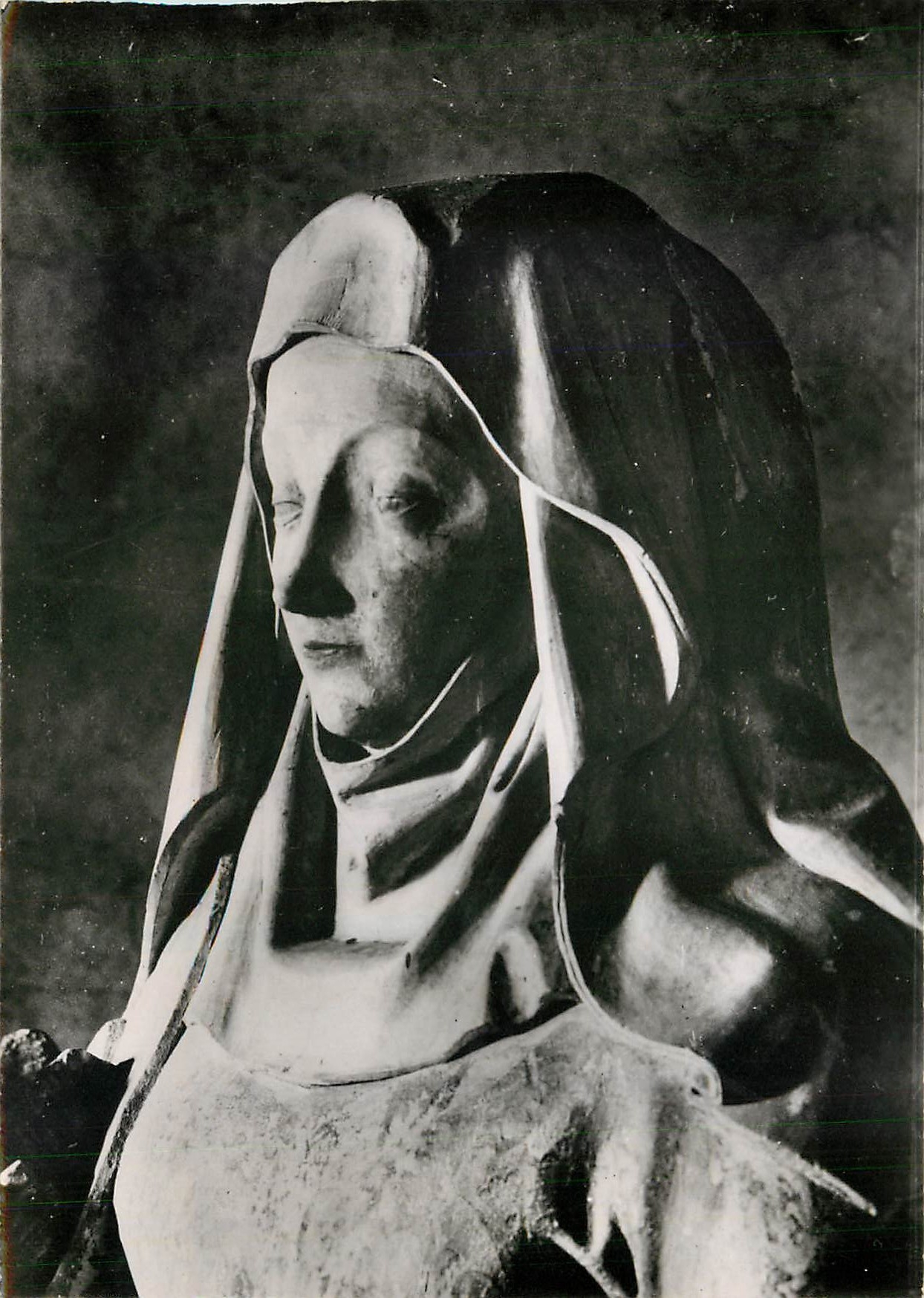 Châteaudun (E-et-L.) — Chapelle du Château, Statue de Sainte-Elisabeth de Hongrie (détail) — Serv. Commercial Monument Historiques, Paris