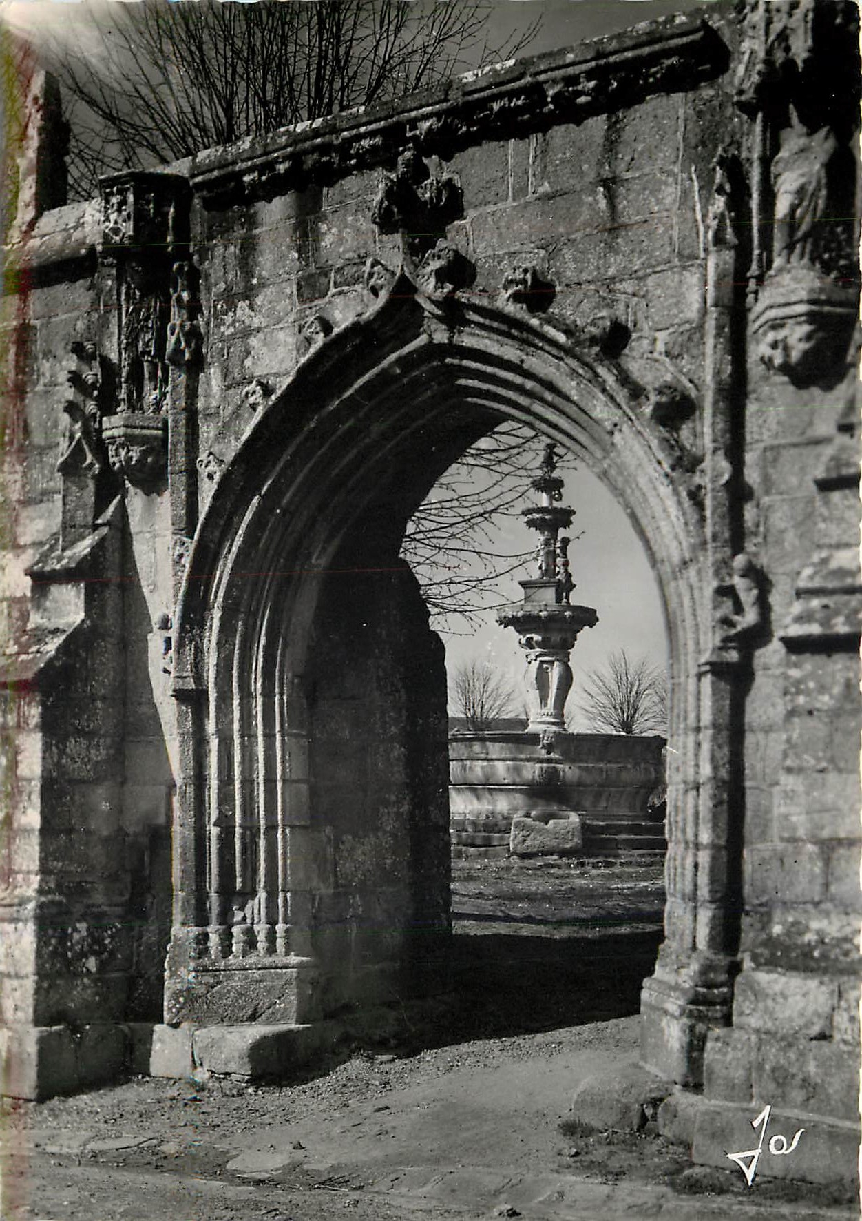 CPM Bretagne Saint Jean du Doigt Finistere L'Arc de Triomphe du XV et l'Elegante fontaine du Doigt C