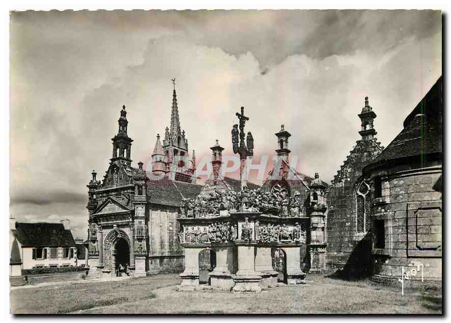 CPM Guimiliau Finistere Le Calvaire et l'Eglise 