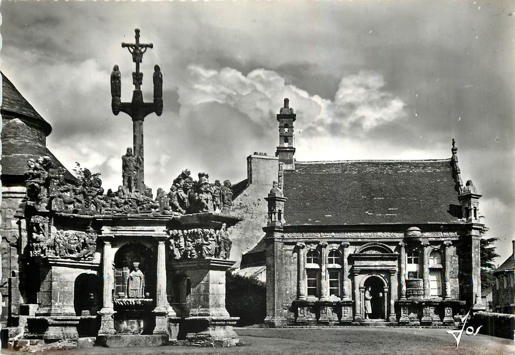CPM Guimiliau Finistere Bel Ensemble du Calvaire et de la chapelle funeraire du Style renaissance 