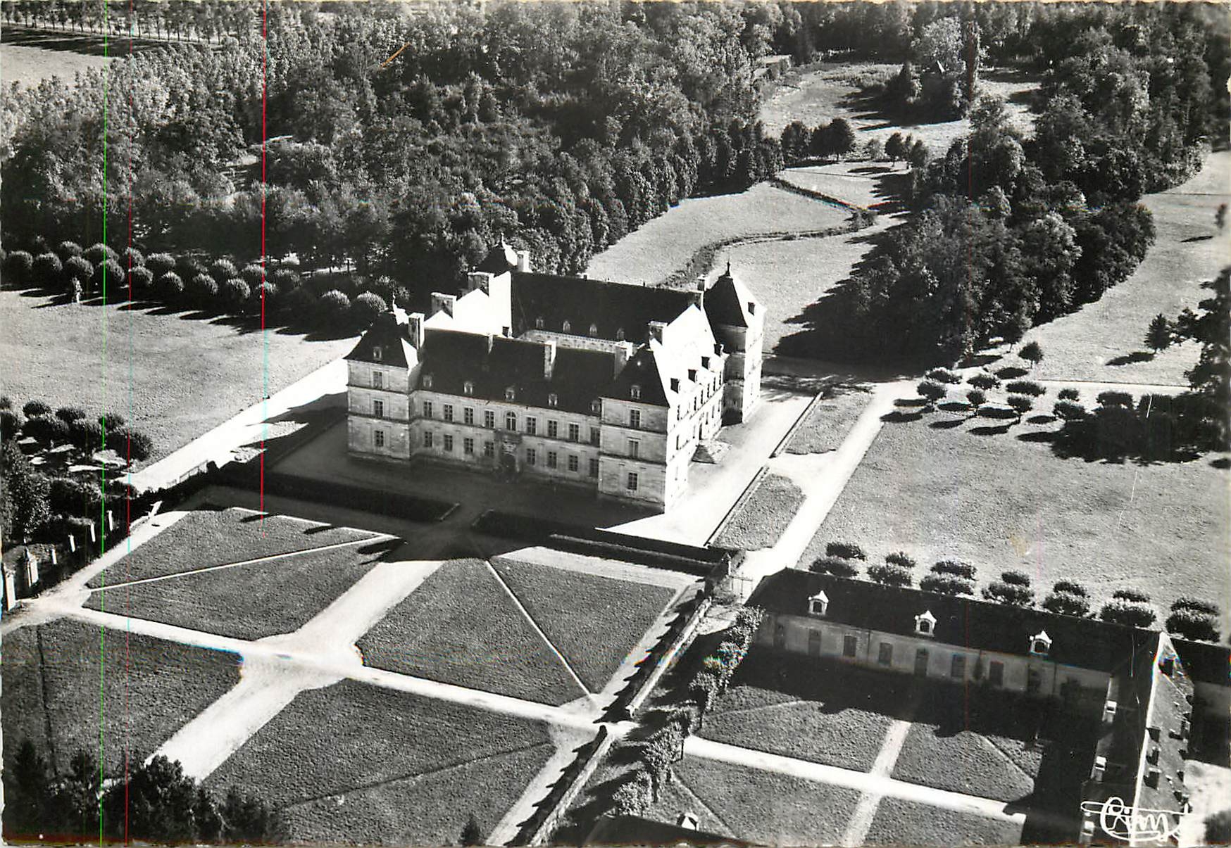 Ancy-le-Franc (Yonne) — Vue aérienne du Château des Ducs de Clermont-Tonnerre — Éditions C.M. Dambier