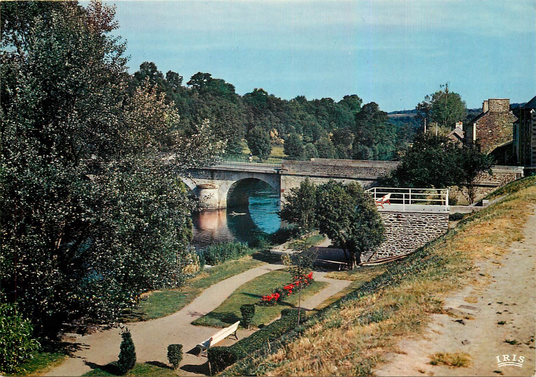 CPM Pont d'Ouilly Le Jardin Public et l'Orne 