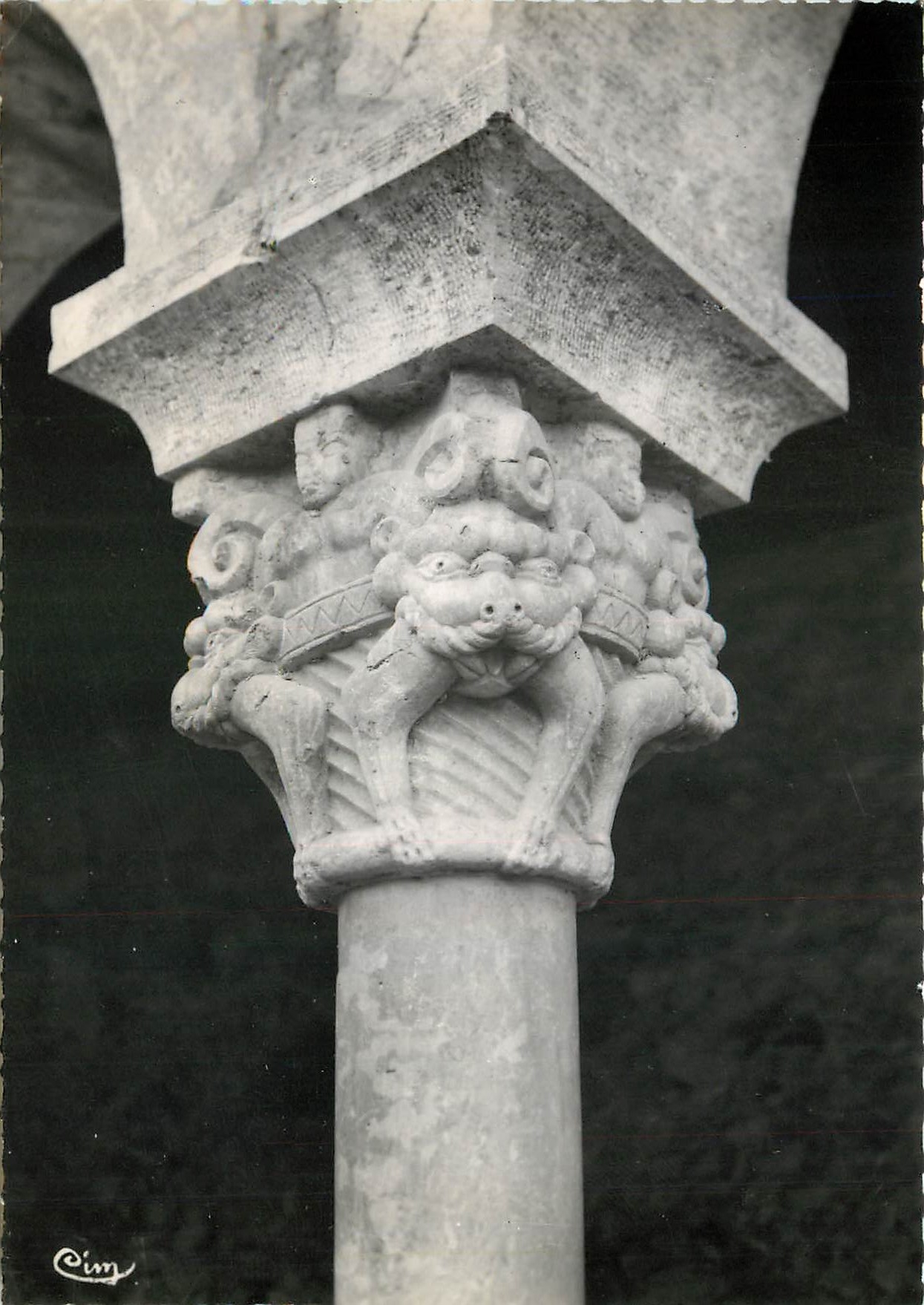 CPM Abbaye St Michel de Cuxa Pyr Or Detail des Chapiteaux des Colonnes du Cloitre 