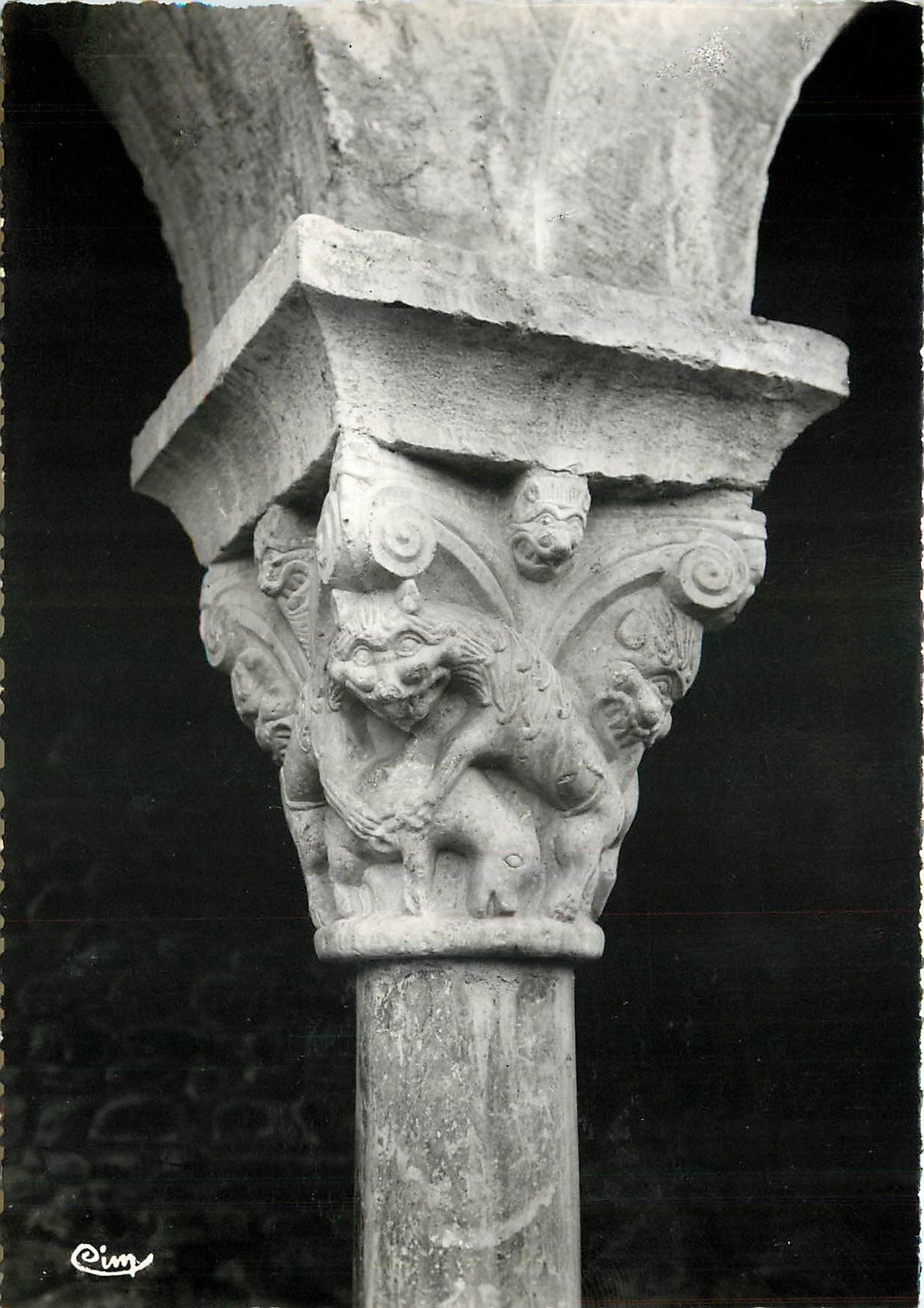 CPM Abbaye de St Michel de Cuxa Pyr Or Detail des Chapiteaux des Colonnes du Cloitre Colonne en Marb