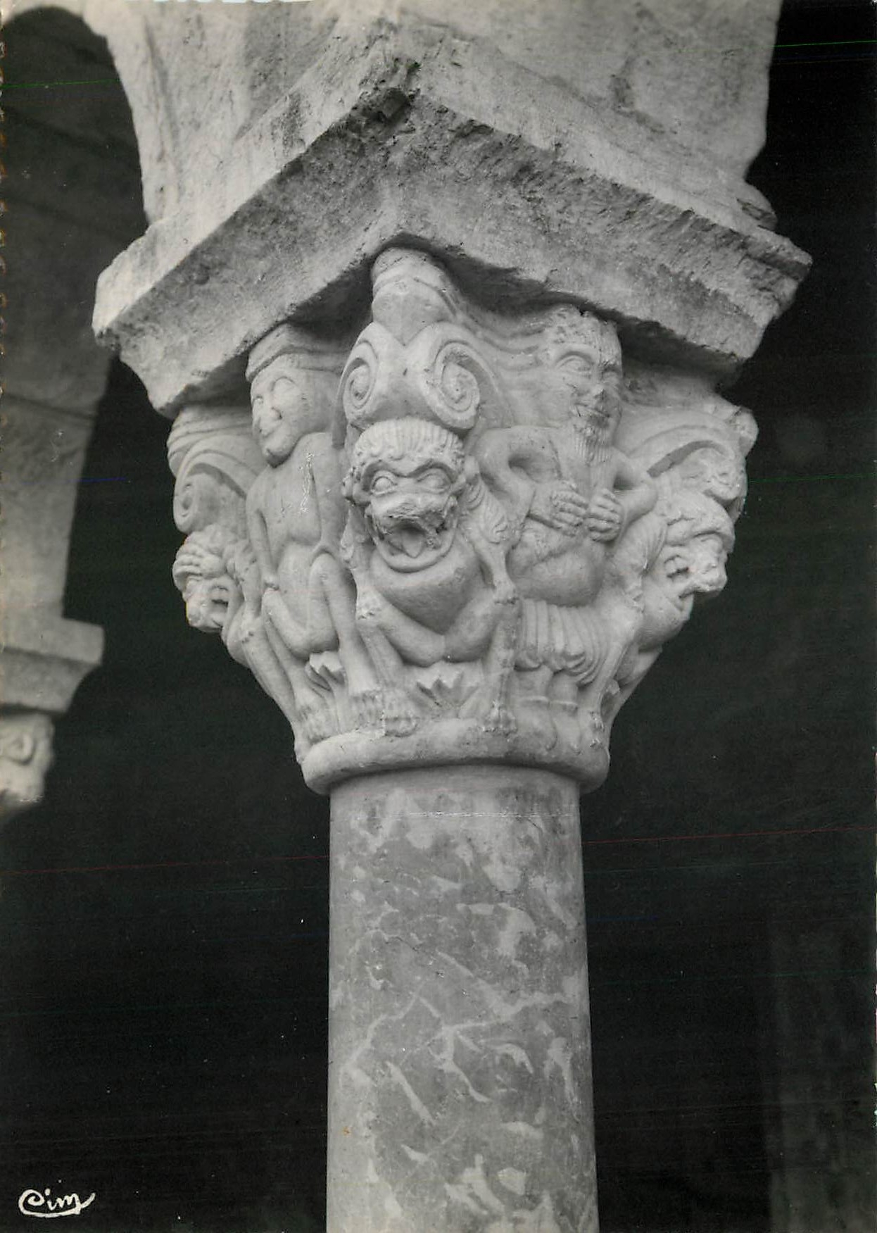 CPM Abbaye St Michel de Cuxa Pyr Or Detail des Chapiteaux des Colonnes du Cloitre Colonne en Marbre 