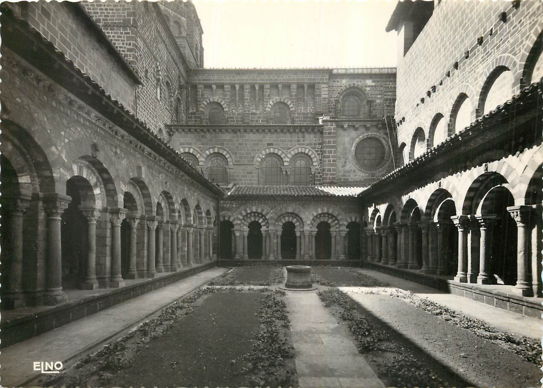 Le Puy-en-Velay — Ancien Cloître des Chanoines — vue du cour intérieur — Édition Margerit-Brémond