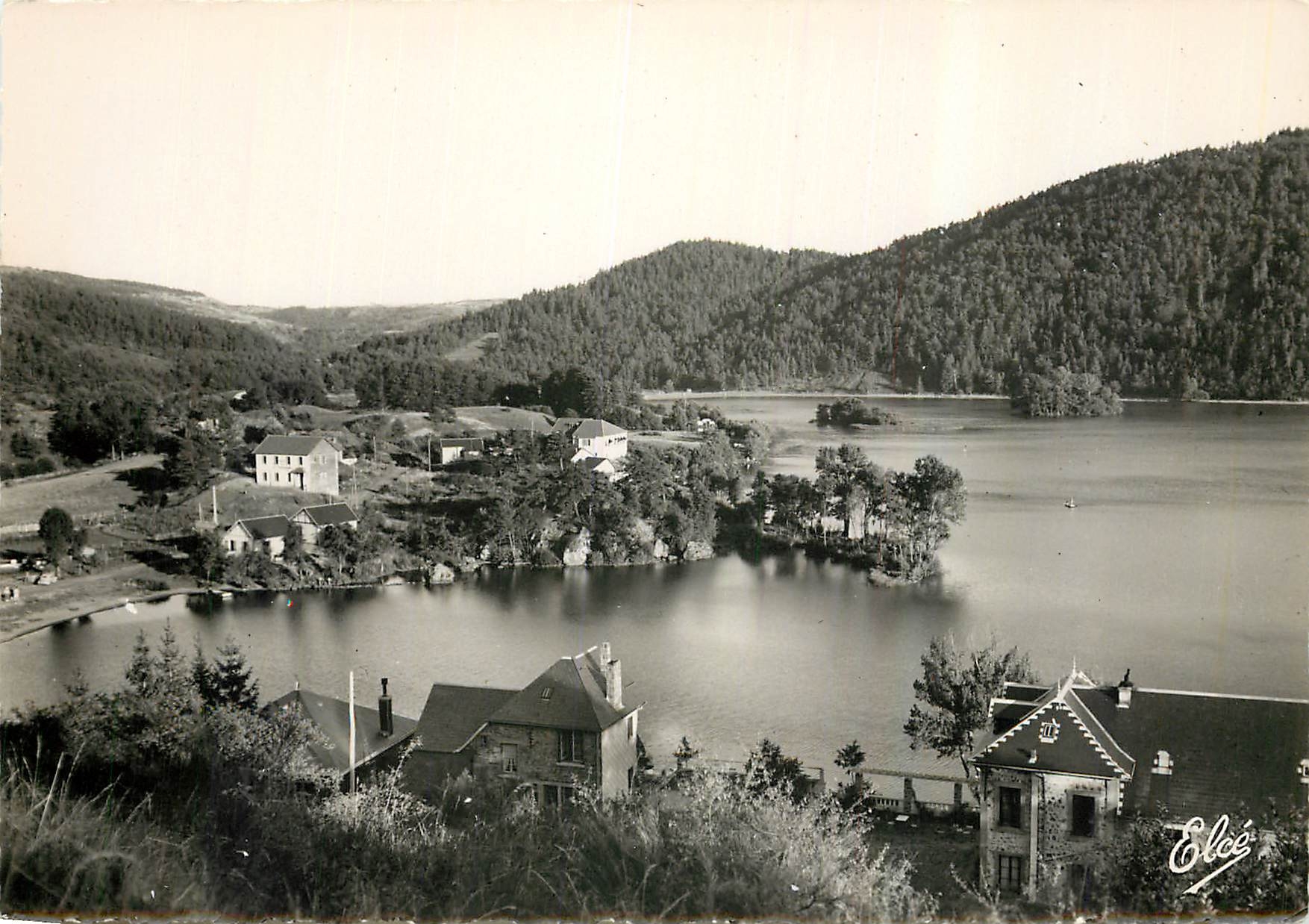 CPM Le Lac Chambon Vue sur le Lac vera la Plage 