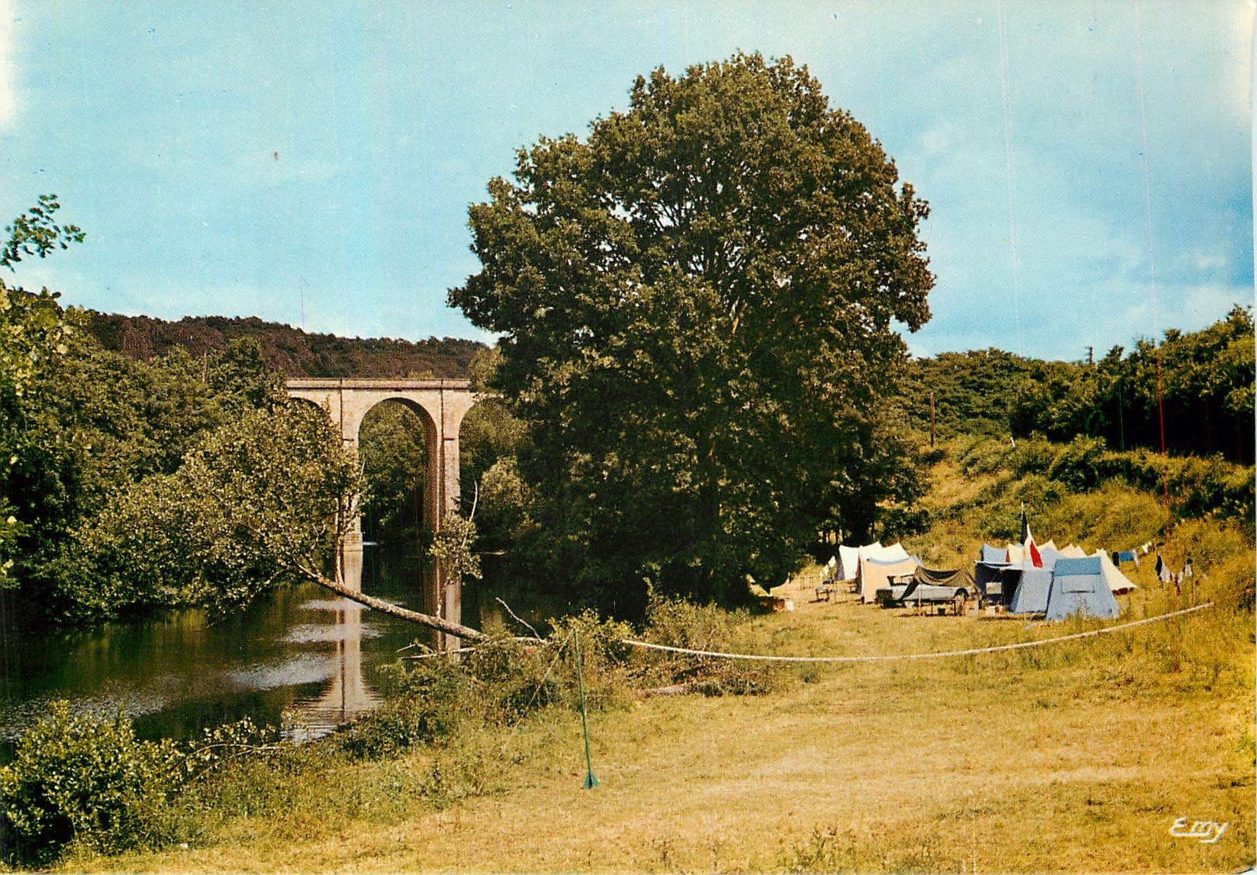 CPM Clecy Calvados Les bords de l'Orne et le Viaduc Camping