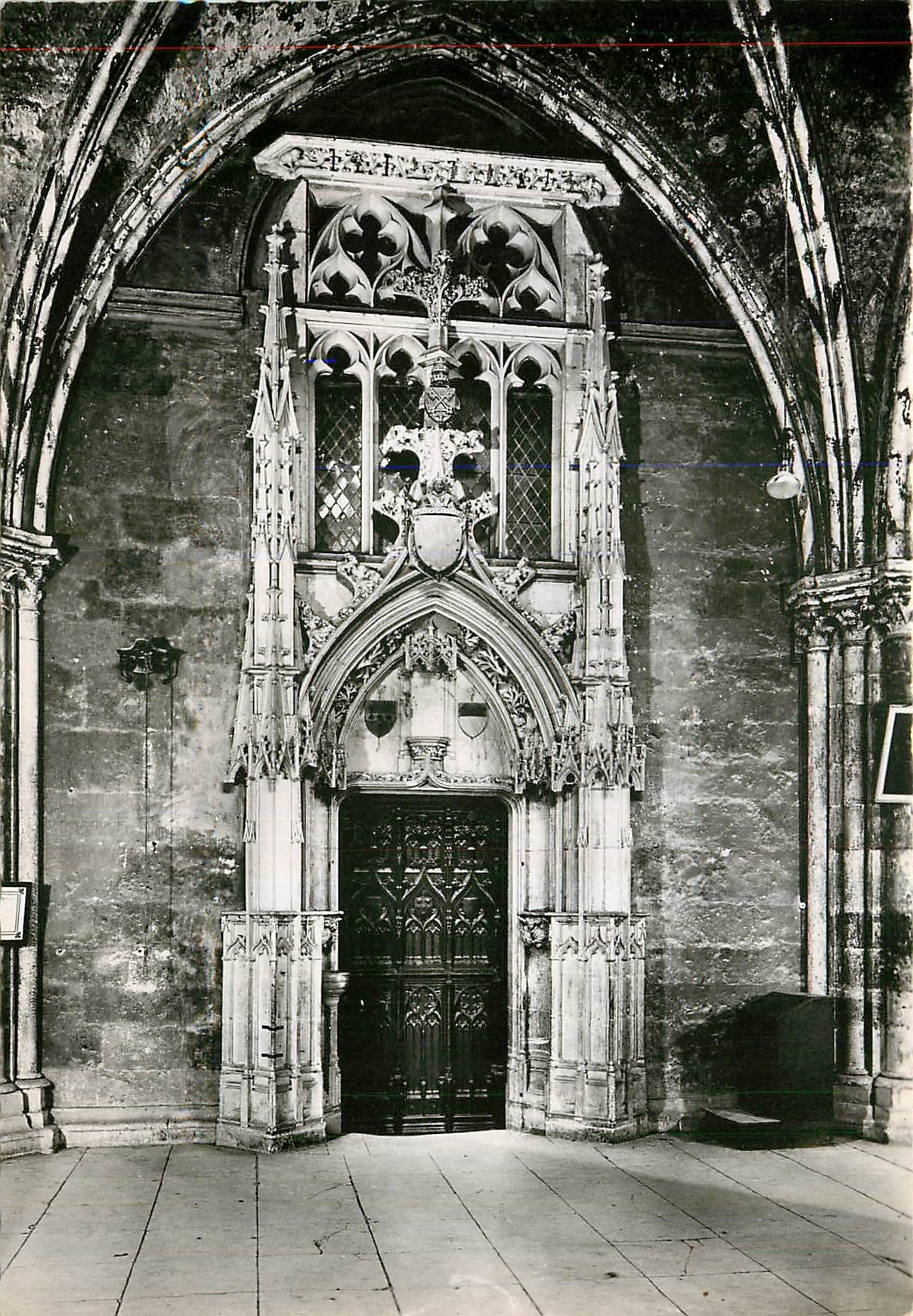 CPM Cathedrale St Etienne de Bourges Entree de la Sacristie du Chapitre 