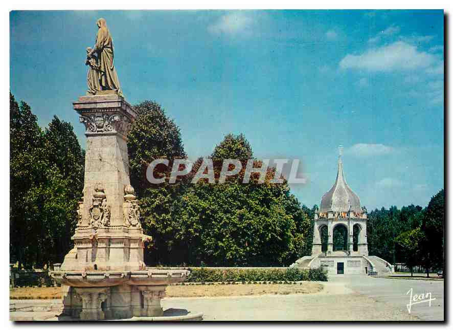 CPM Sainte Anne d'Auray Morbihan La fontaine et le Monument aux Morts 