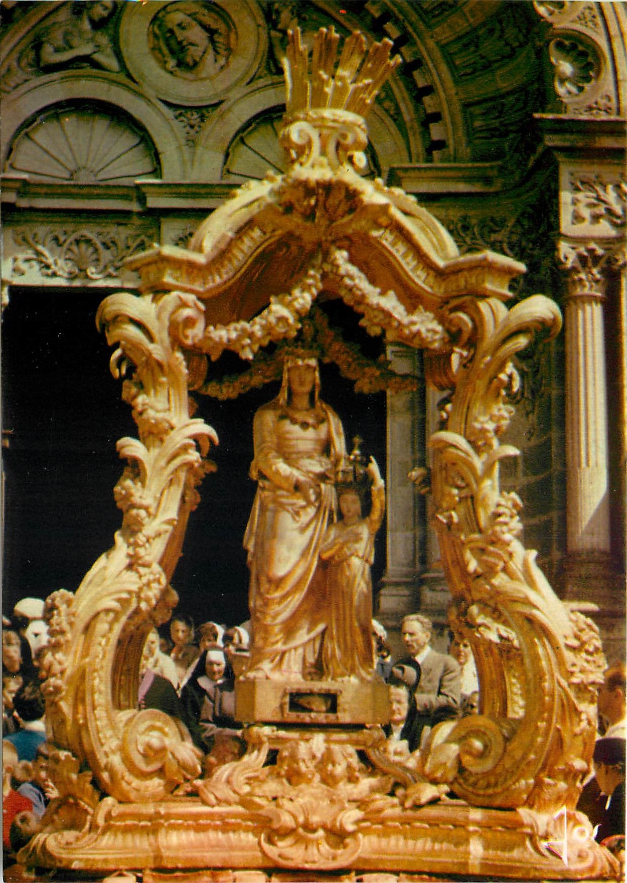 CPM Sainte Anne d'Auray La Statue de Sainte Anne portee en procession le 26 Juillet 