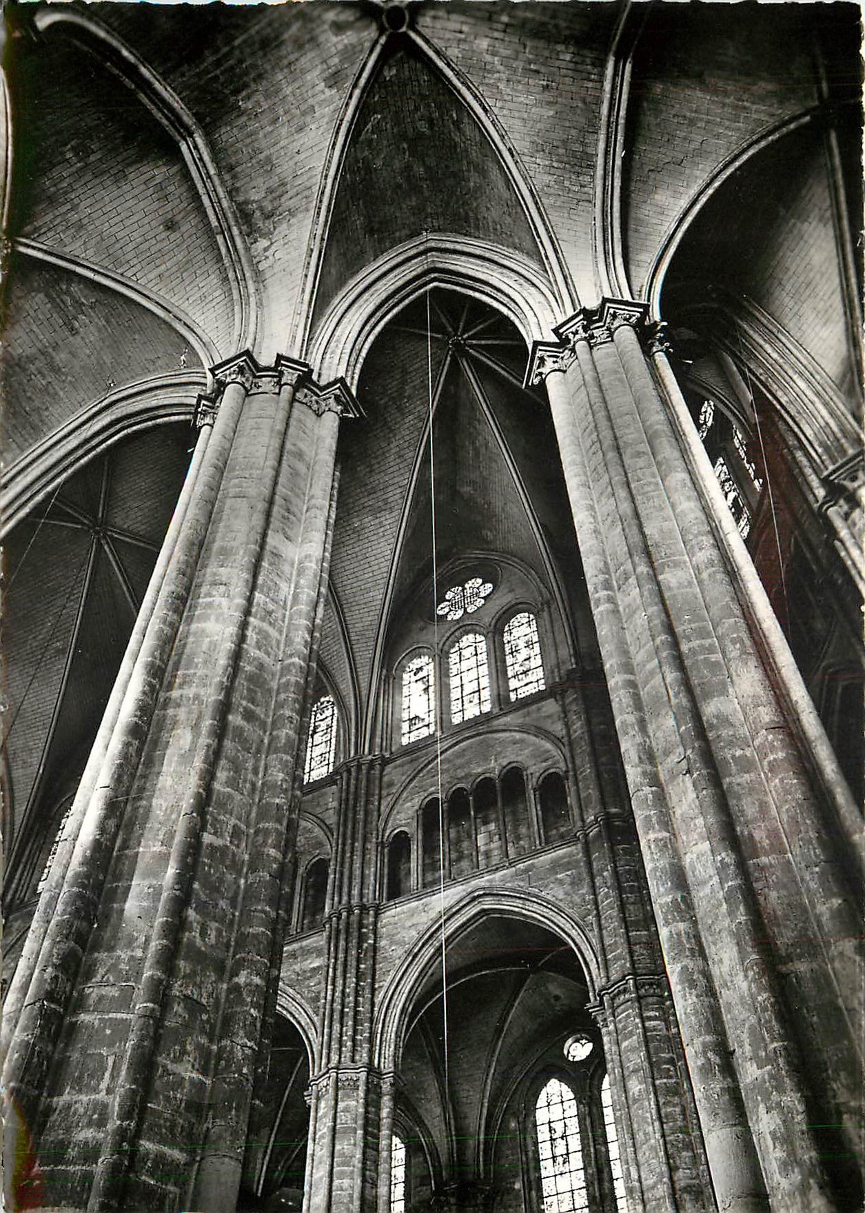 CPM Cathedrale St Etienne de Bourges Piliers Voutes et Vitraux 