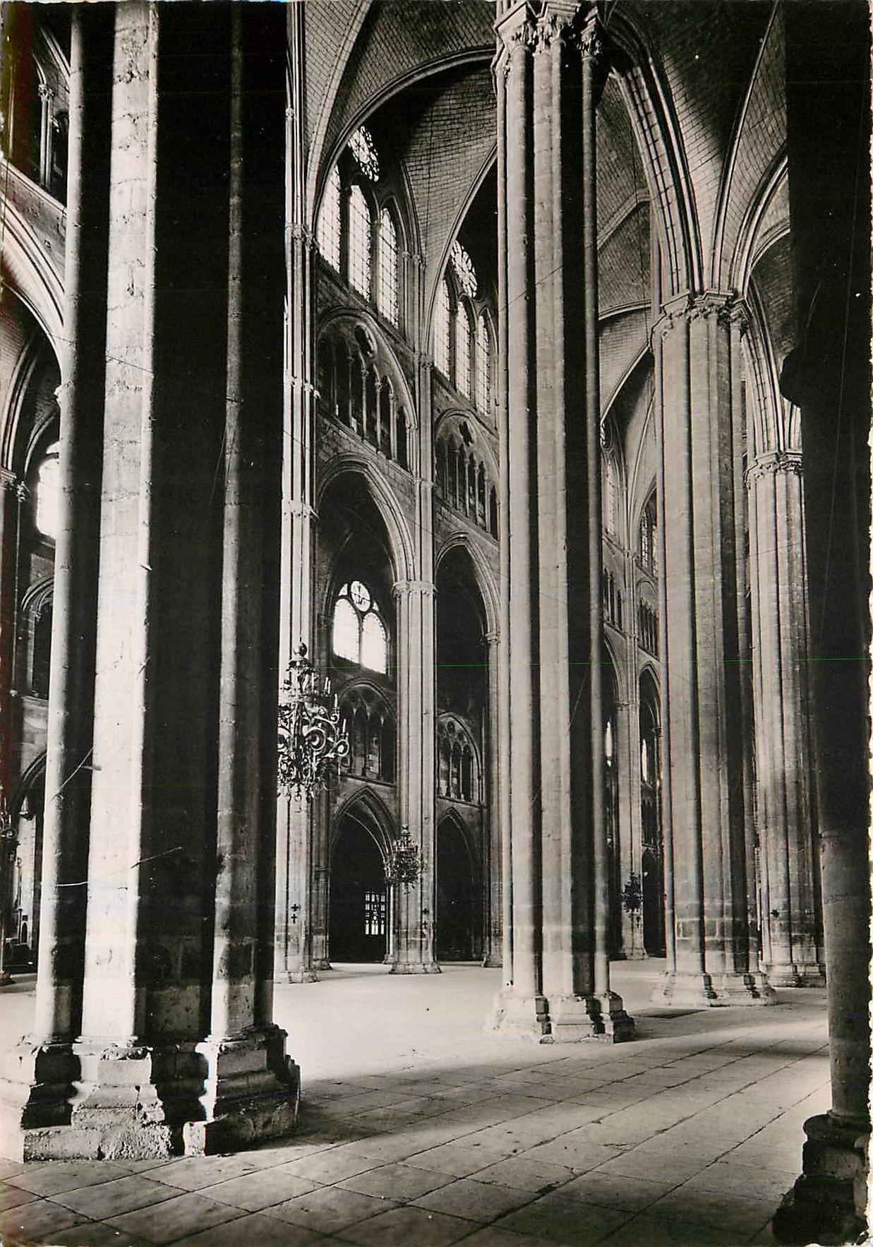 CPM Cathedrale St Etienne de Bourges A Travers les Nefs 