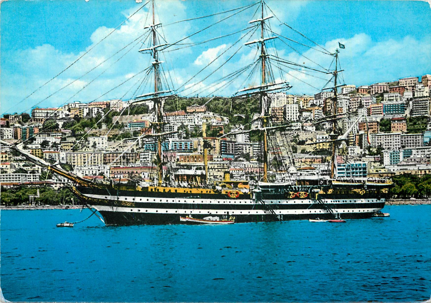 CPM Napoli Panorama dal mare Vue geneale prise de la mer Gesamtansicht vom Meer gesehen Bateau
