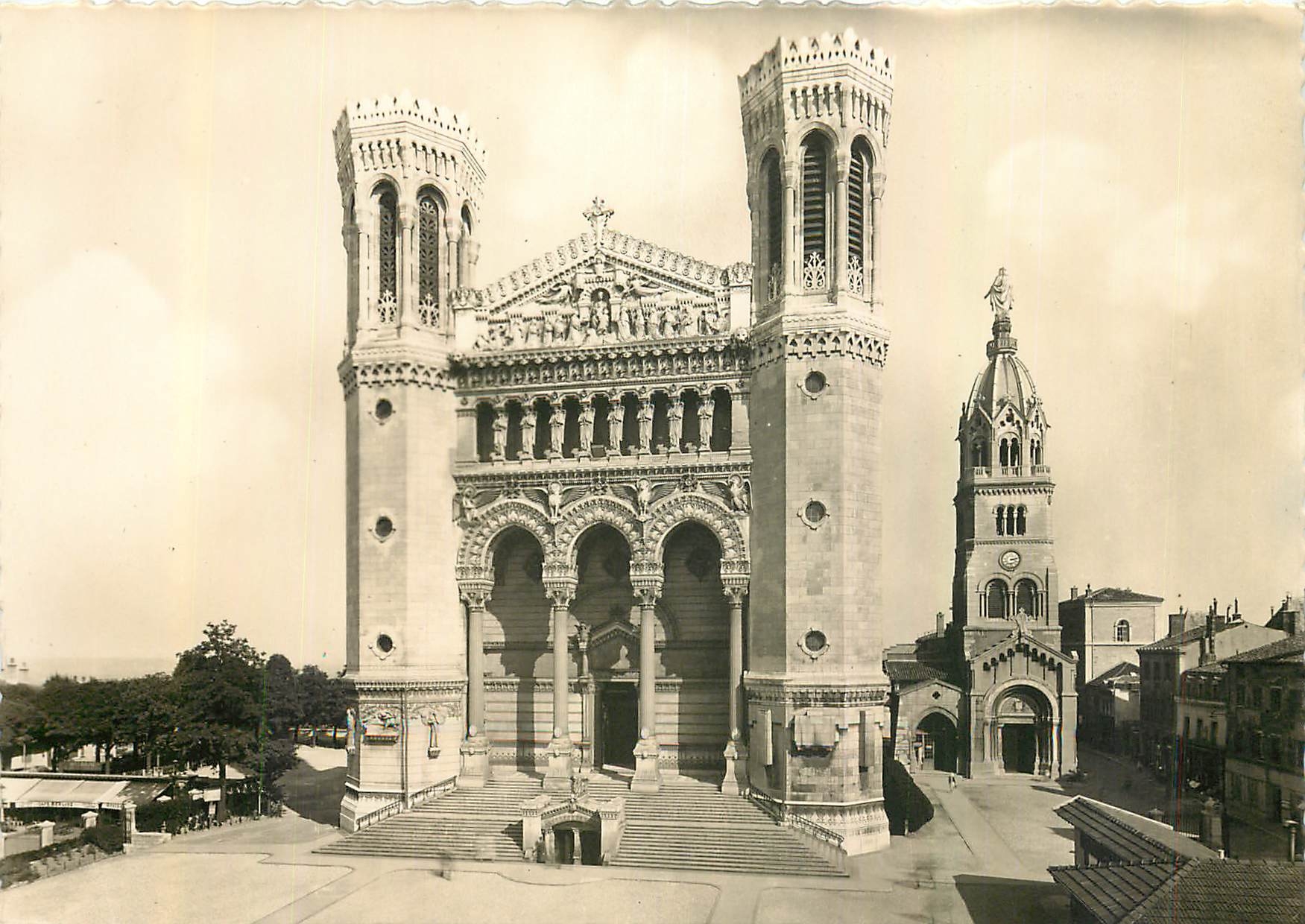 CPM Lyon Basilique de ND de Fourviere et ancienne chapelle 