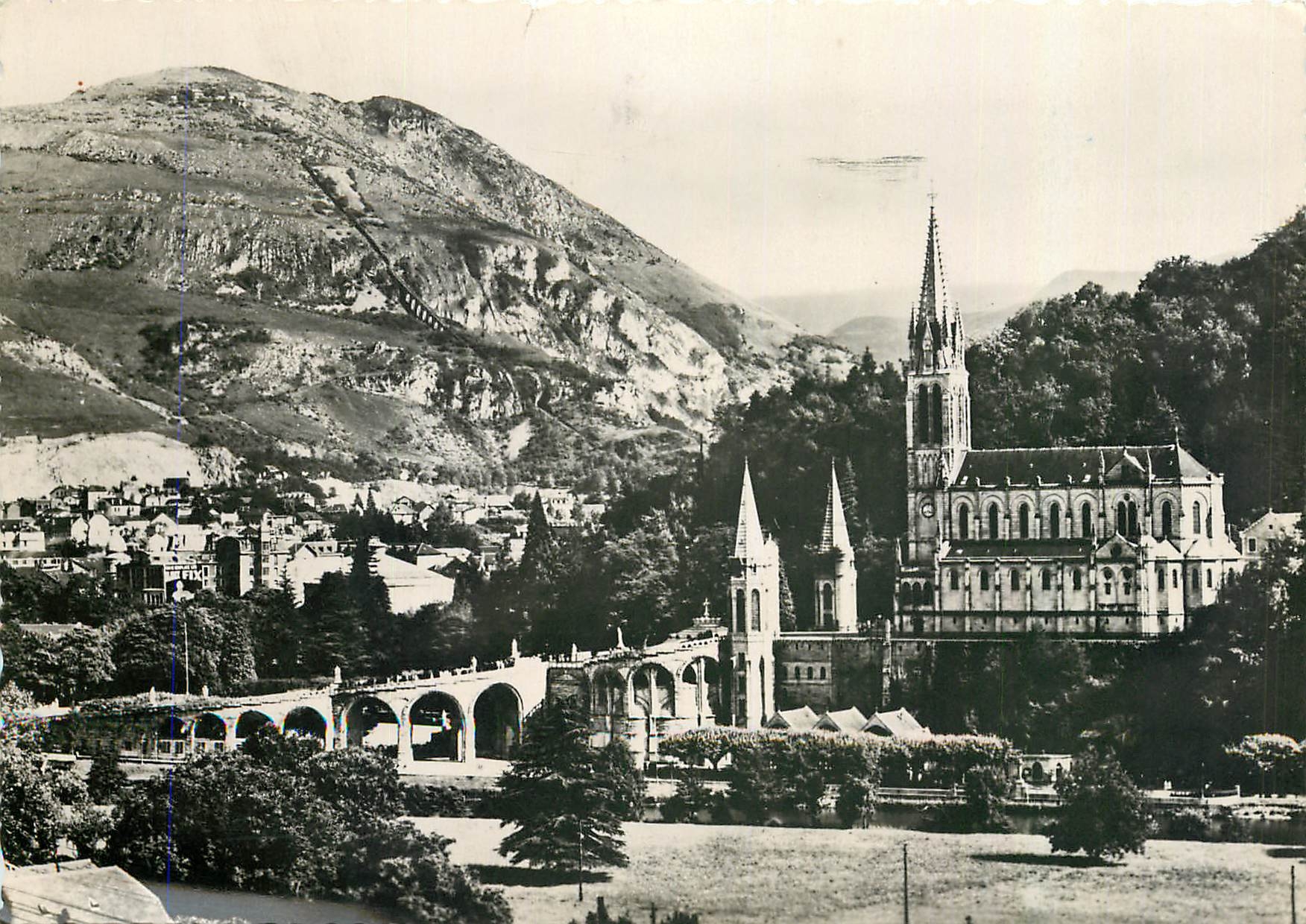 CPM Lourdes La Basilique et le Pic du Jer 