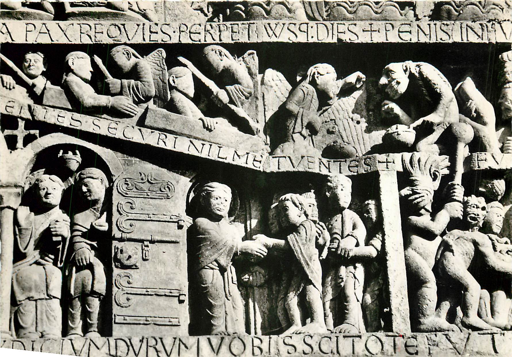 CPM Conques Aveyron Le Tympan L'Entree du Ciel St Michel pese les ames 