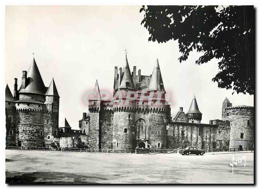 CPM Vitre I et V La facade du Chateau avec au centre les Tours du Chatelet 