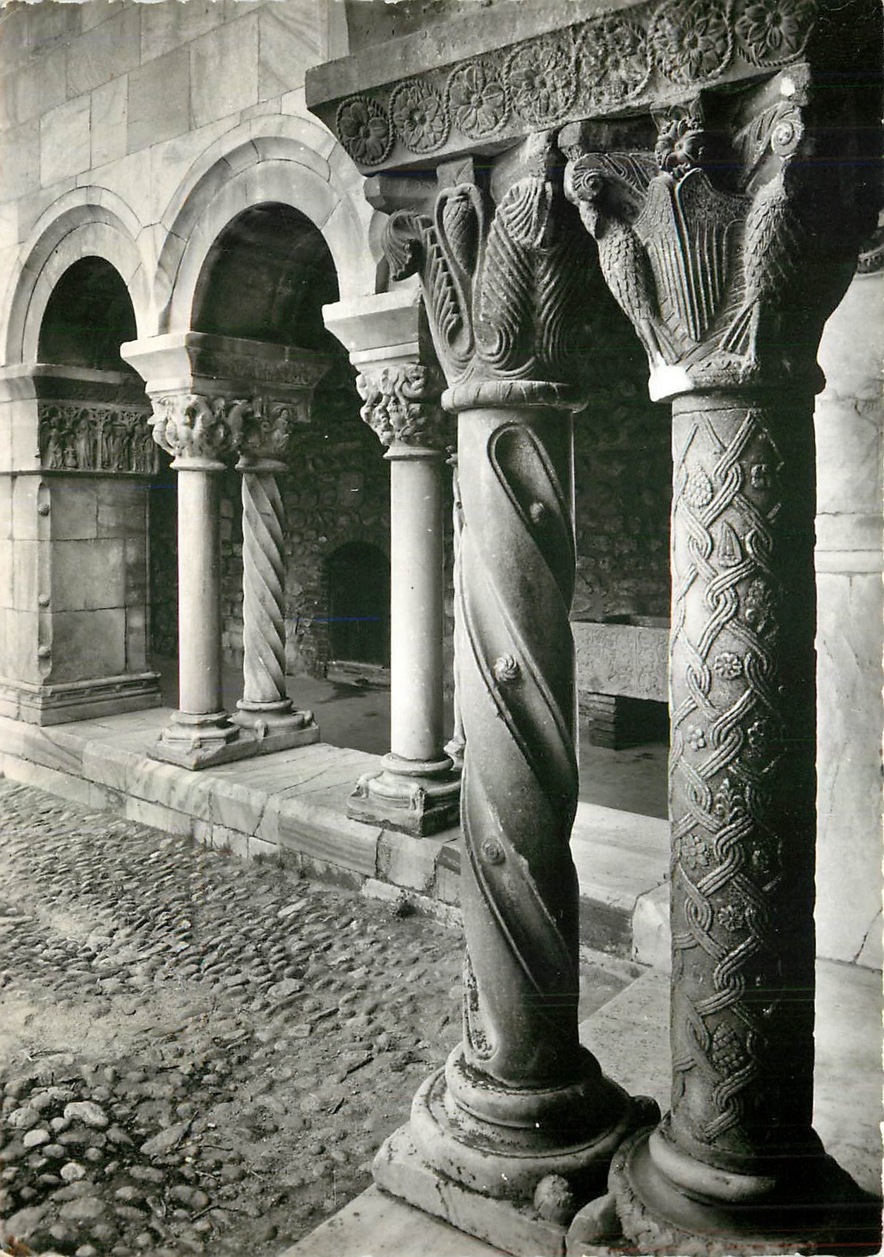 CPM Elne Interieur du Cloitre Colonnades du XII et XIV 