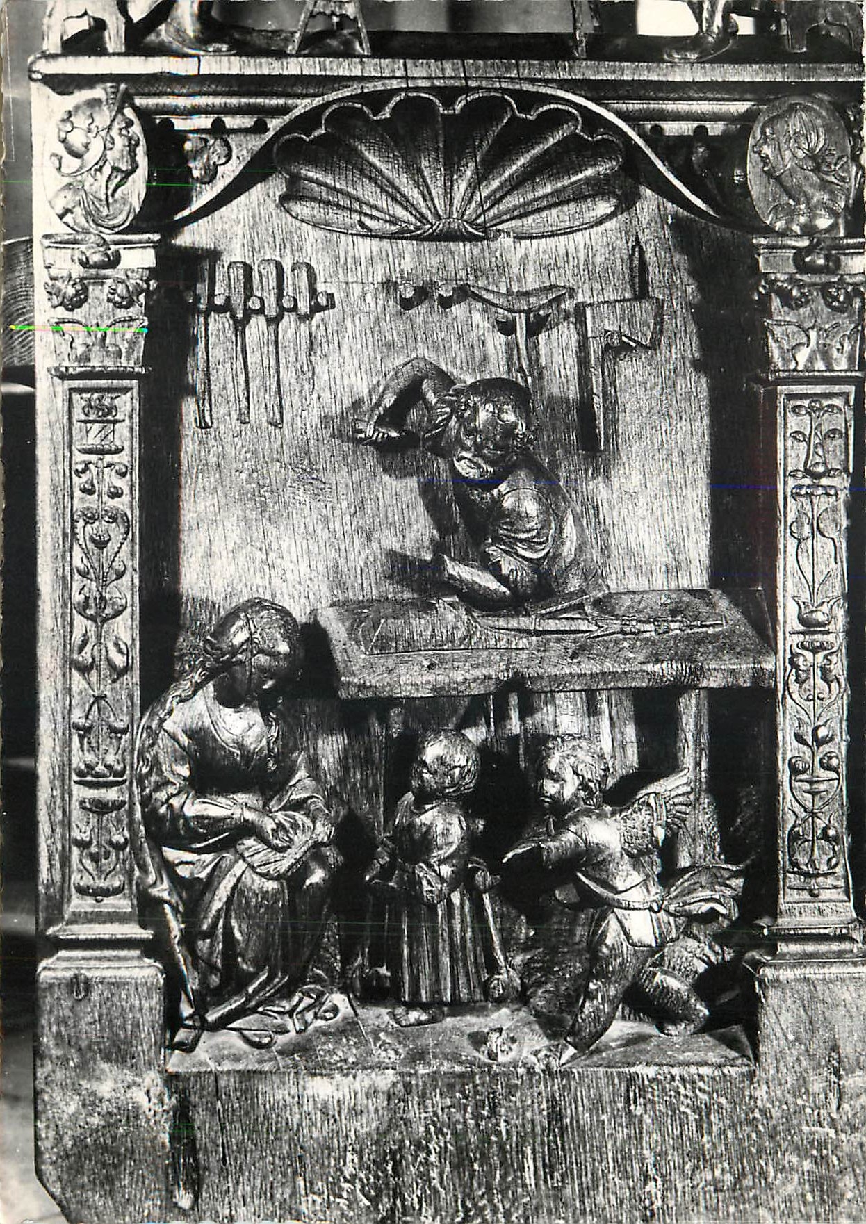 CPM Montreal Yonne Les stalles de l'eglise L'atelier de Nazareth 