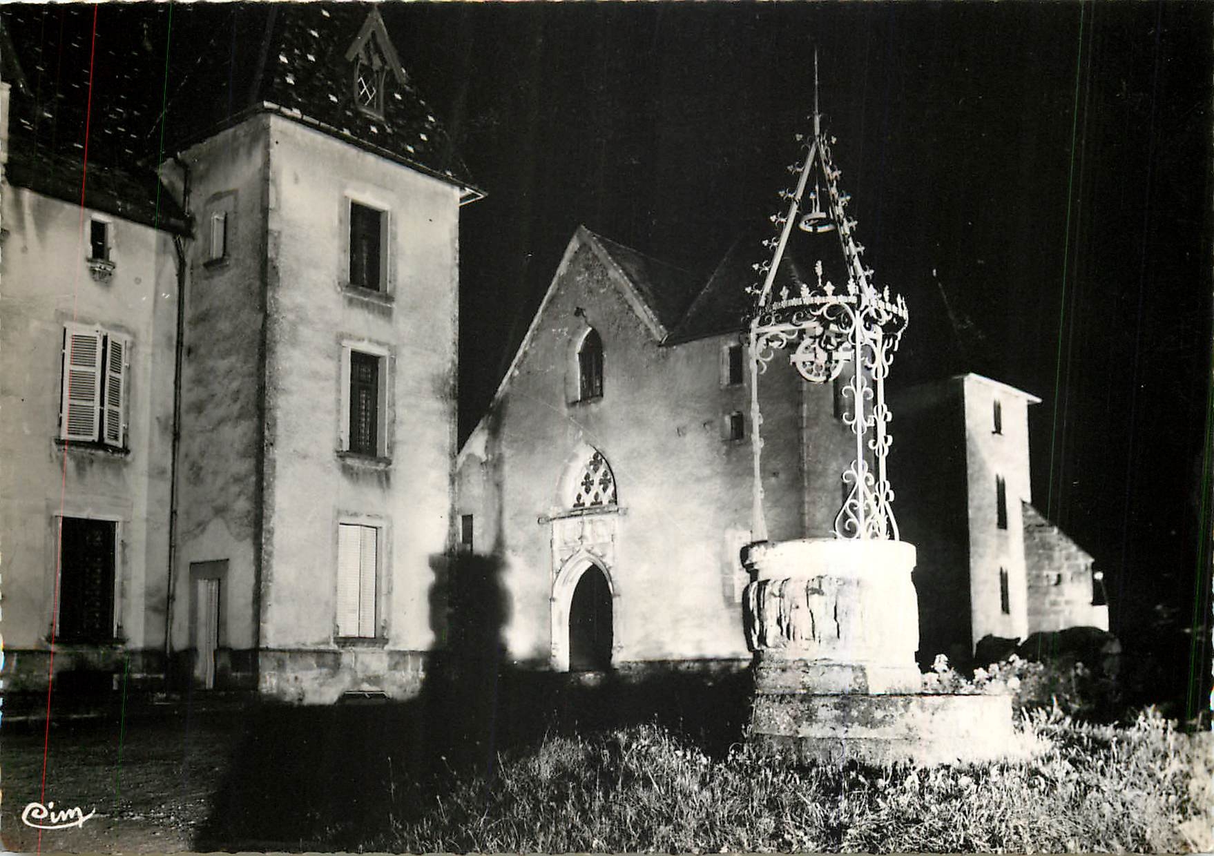 Couches (S.-et-L.) — Le Vieux Puits et l'Entrée de la Chapelle illuminés — IMP. CIM