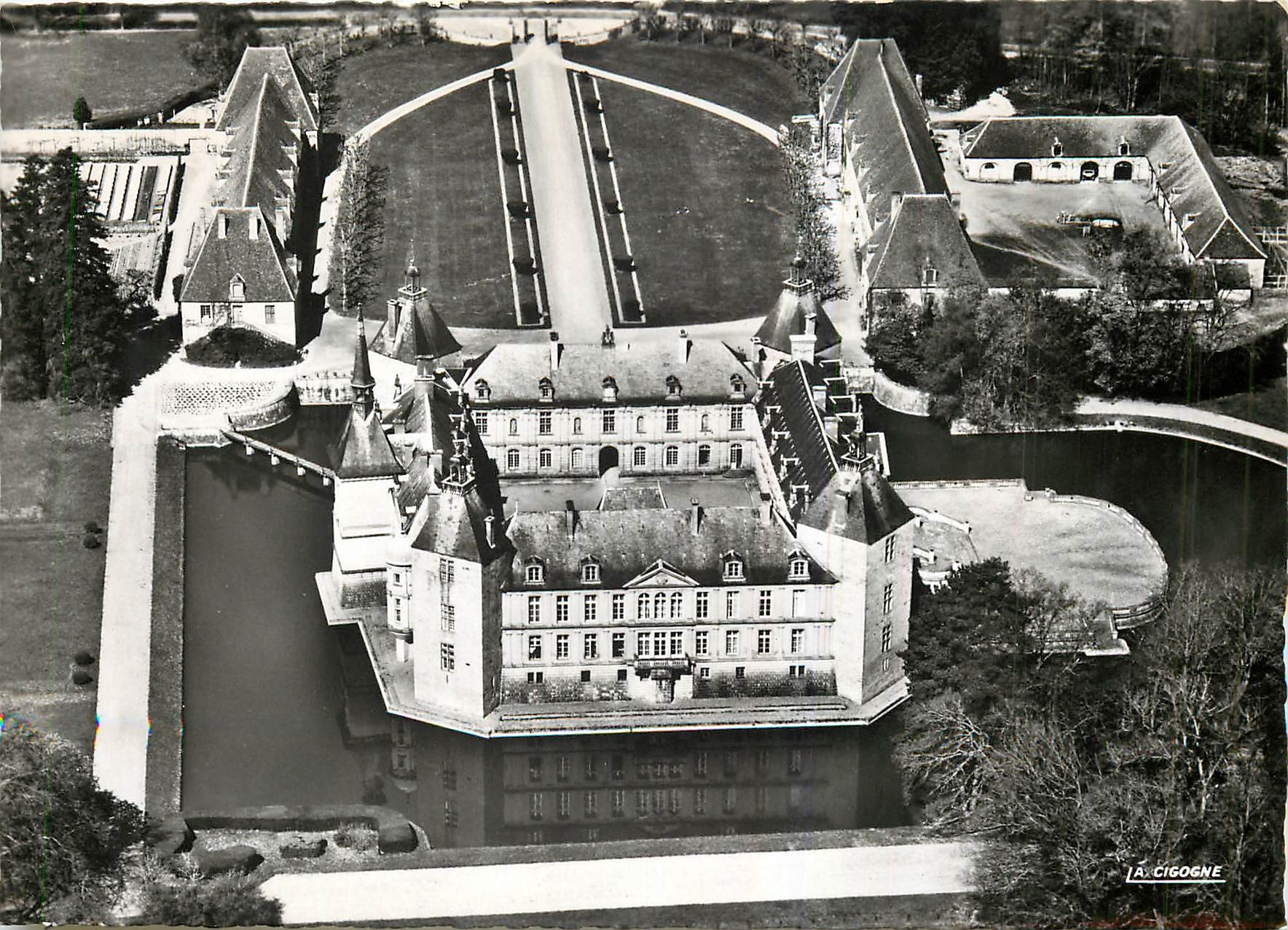 CPM En avion sur Sully S et L Chateau de Sully 
