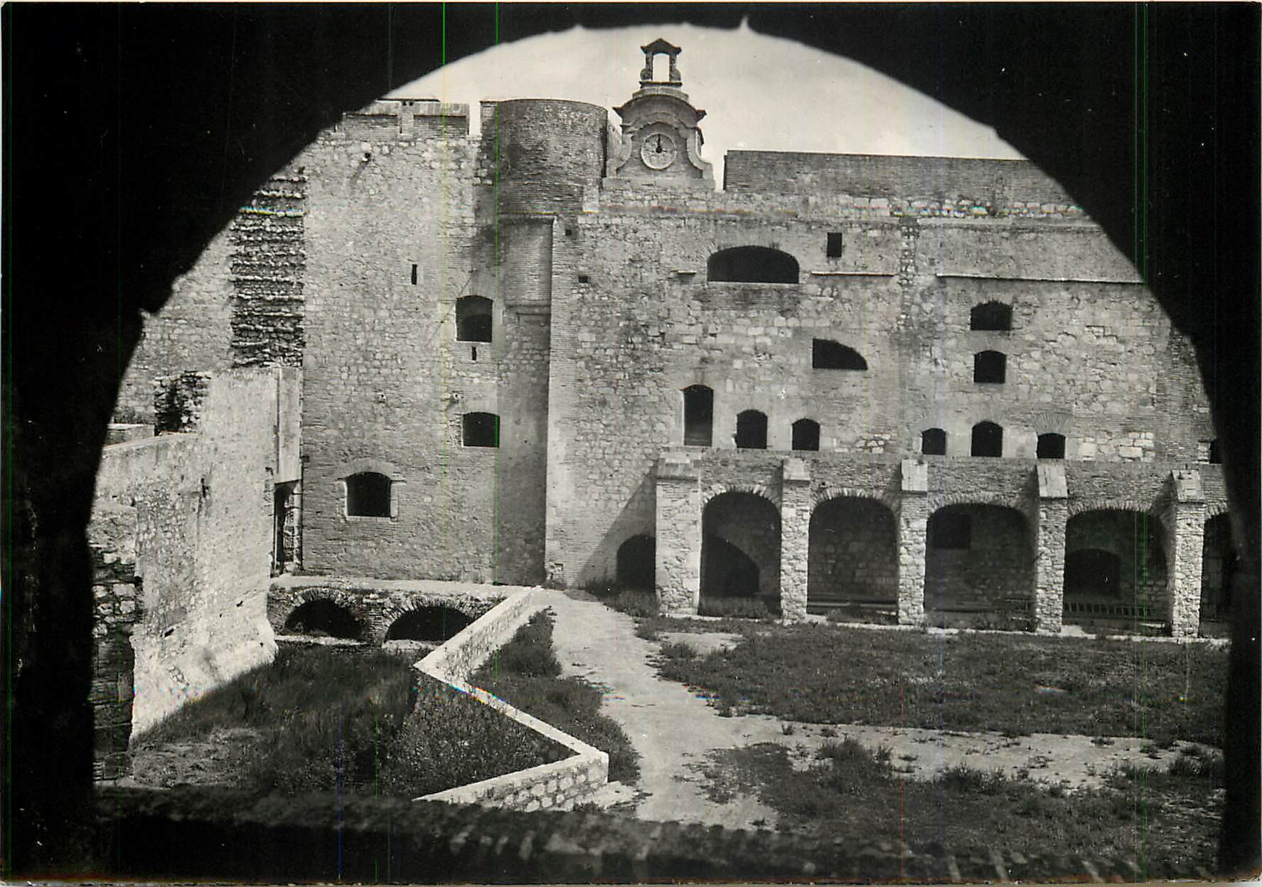 CPM Salses Pyr Or Le Chateau Cote Nord de la Cour interieure 