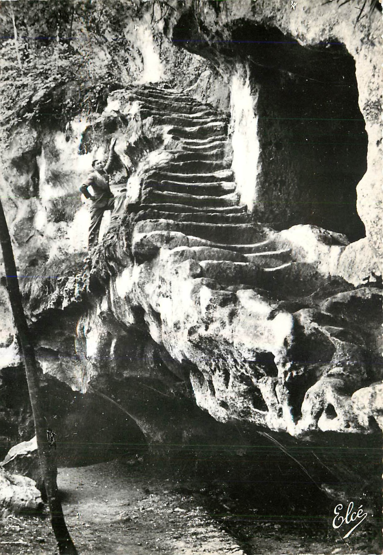 La Roque Saint-Christophe — Le Grand Escalier de 32 marches — Chataigneaup, 92, Couturier-Huovo