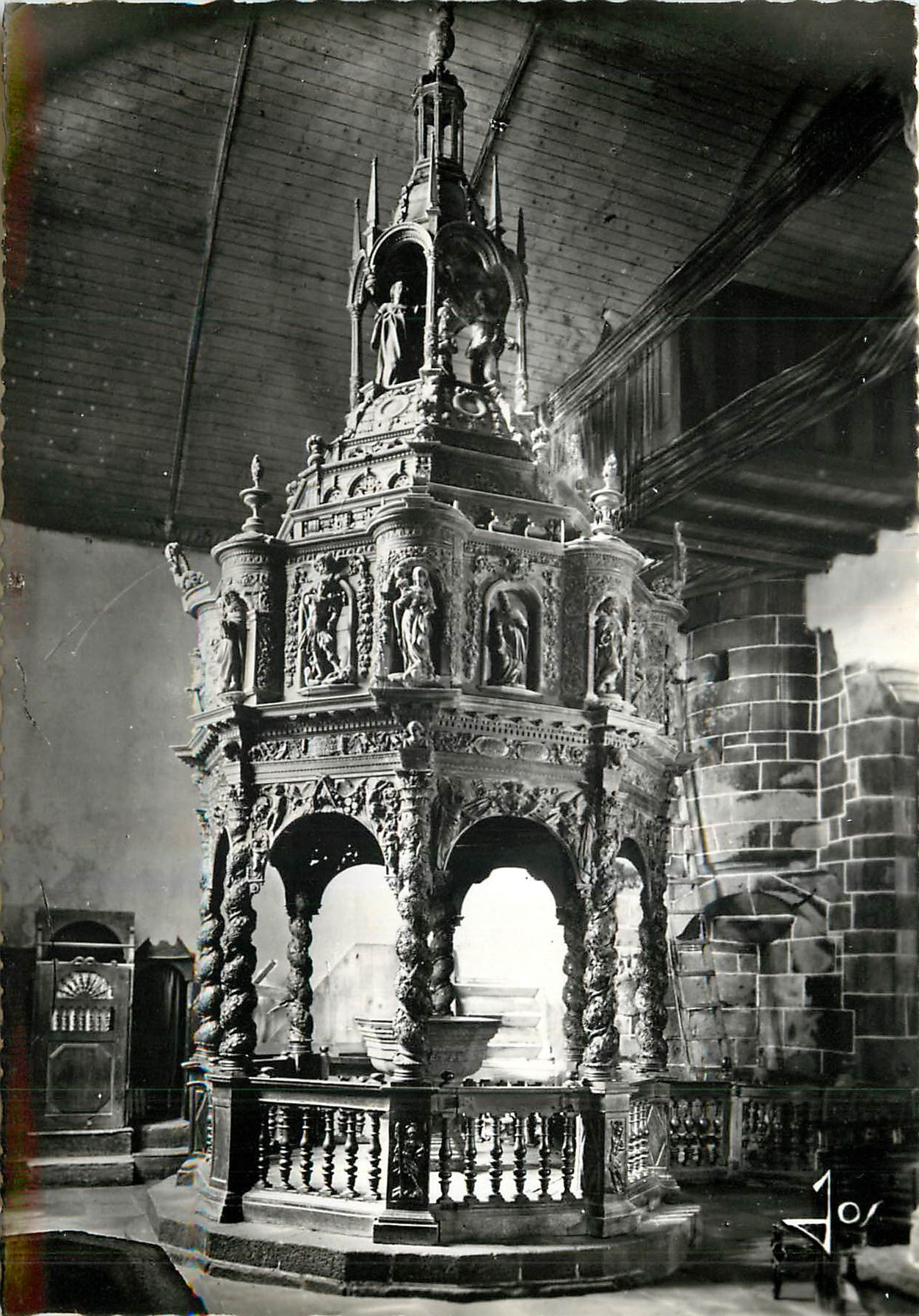 CPA Guimiliau Finistere Baptistere de 1675 un des plus somptueux mobiliers de la Renaissance bretonn