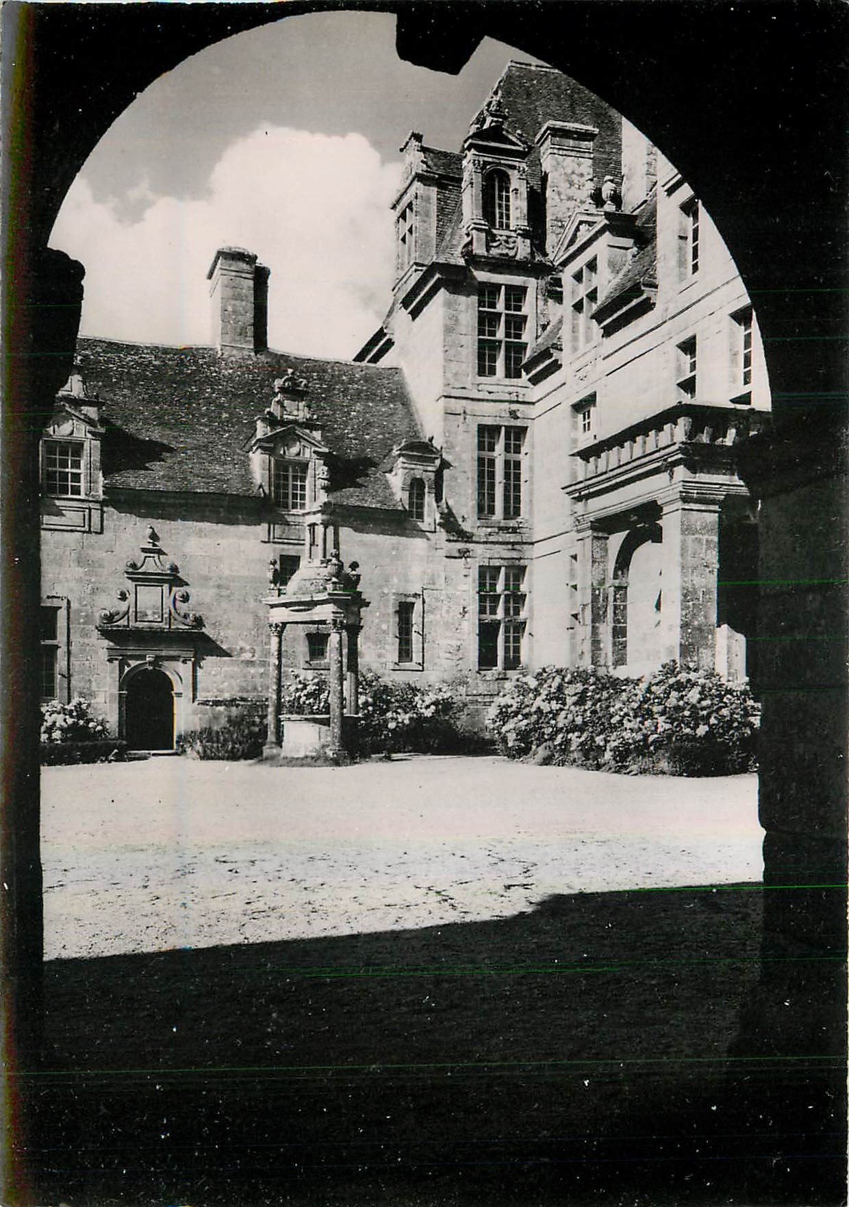 Saint-Vougay (Finistère) — Le Château de Kerjean (XVIe s.) — La Cour (angle Nord-Ouest) — Service Commercial Monument Historique, Paris