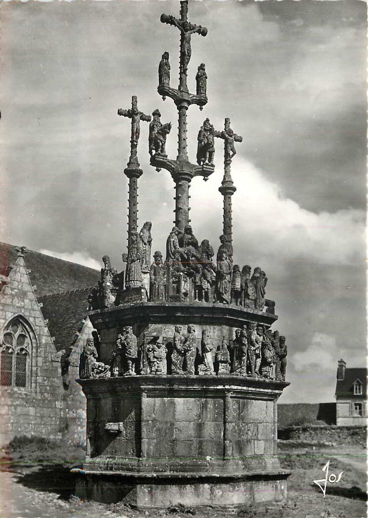 CPA Plougonven Finistere Le grand calvaire de 1554 avec ses personnages en costume 