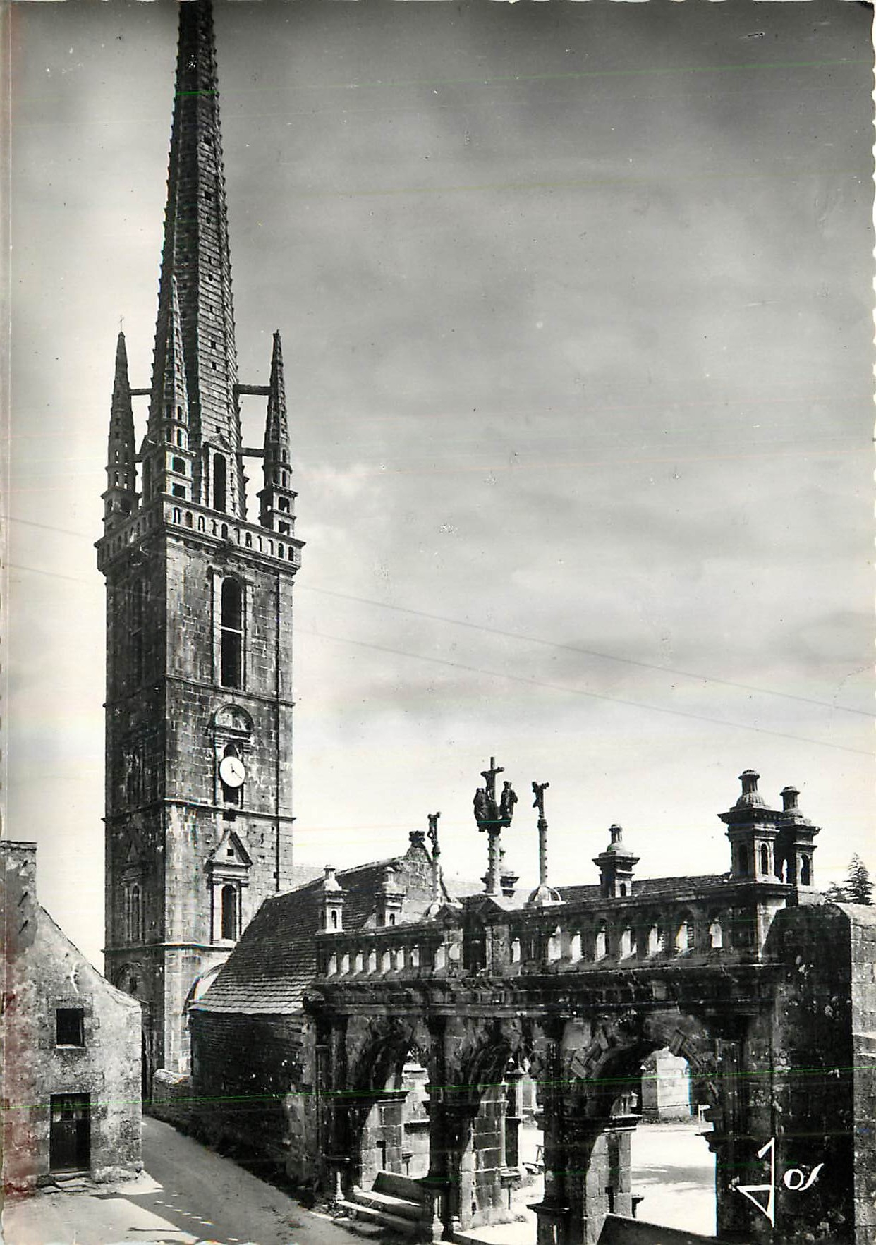 CPA Sizun Finistere L'Arc de Triomphe et l'elegant clocher de l'eglise 