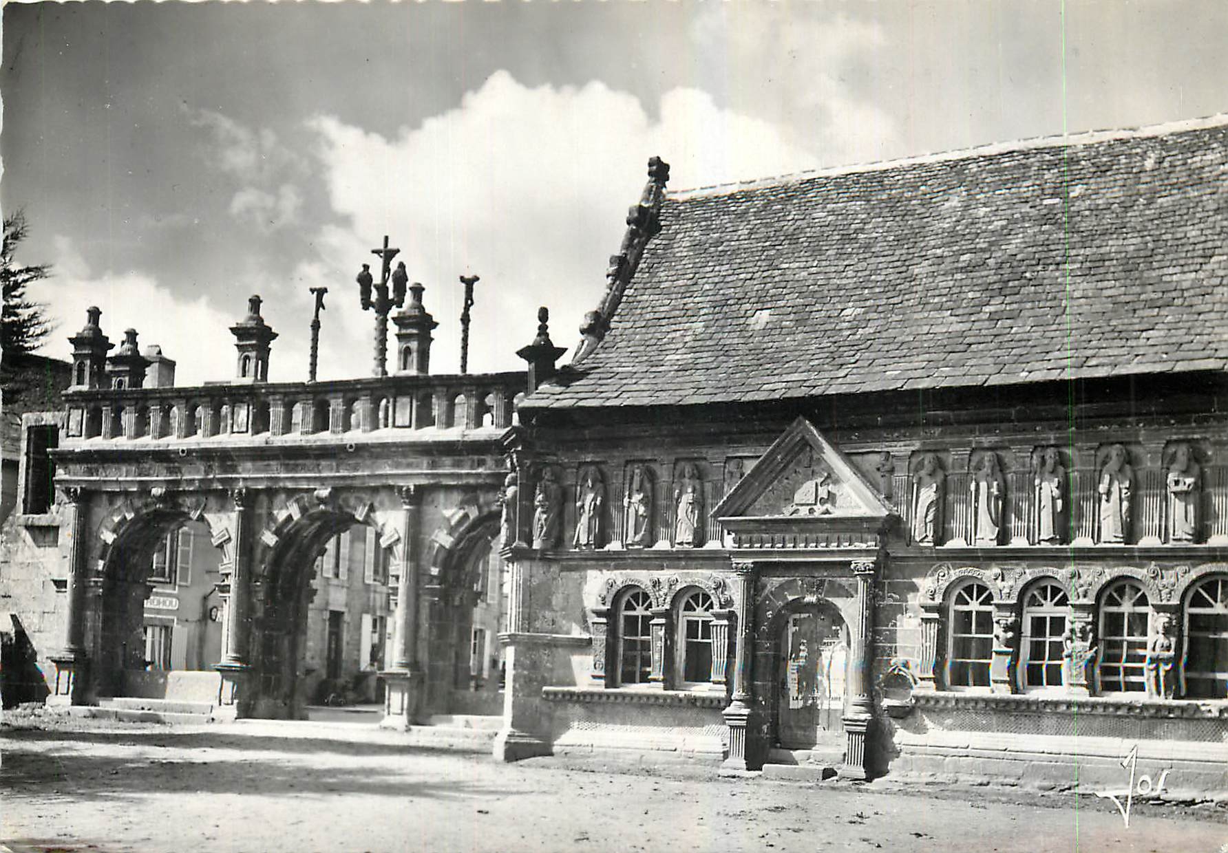 CPA Sizun Finistere La Chapelle Ossuaire de 1858 