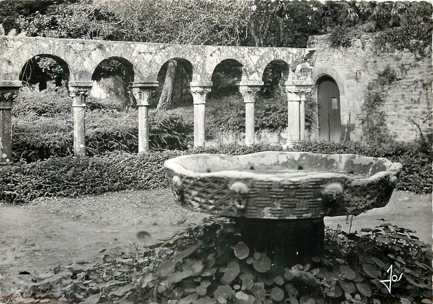 CPM Daoulas Abbaye du XIII Le cloitre et sa vasque octogonale 