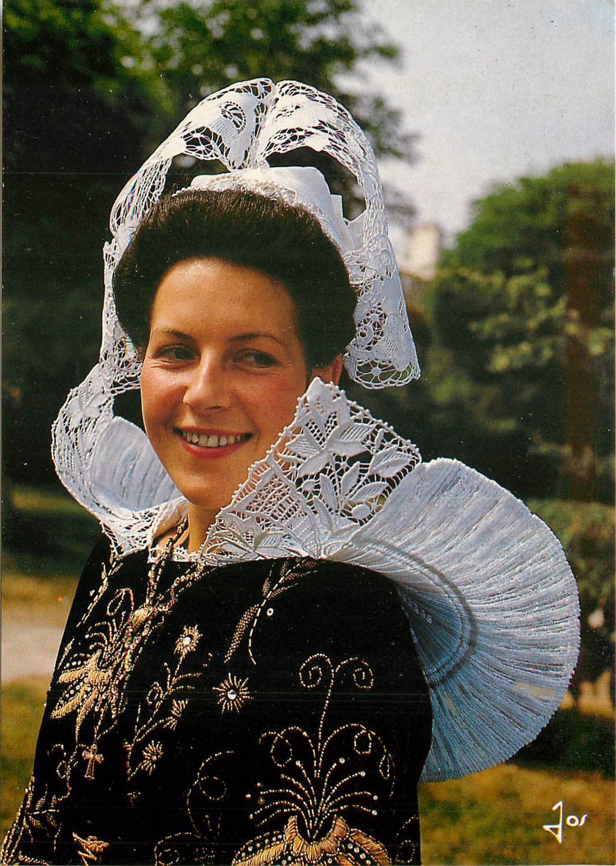 CPM Jeune fille en costume d'Elliant 