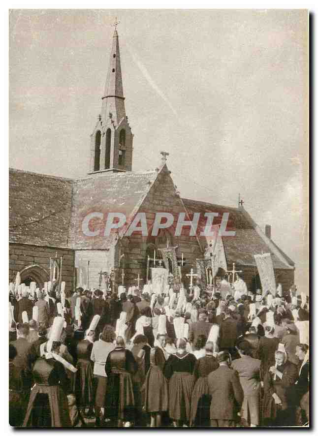 CPM Entre Penmarc'h et la Pointe du Raz s'eleve dans le creux de la cote une petite chapelle des plu