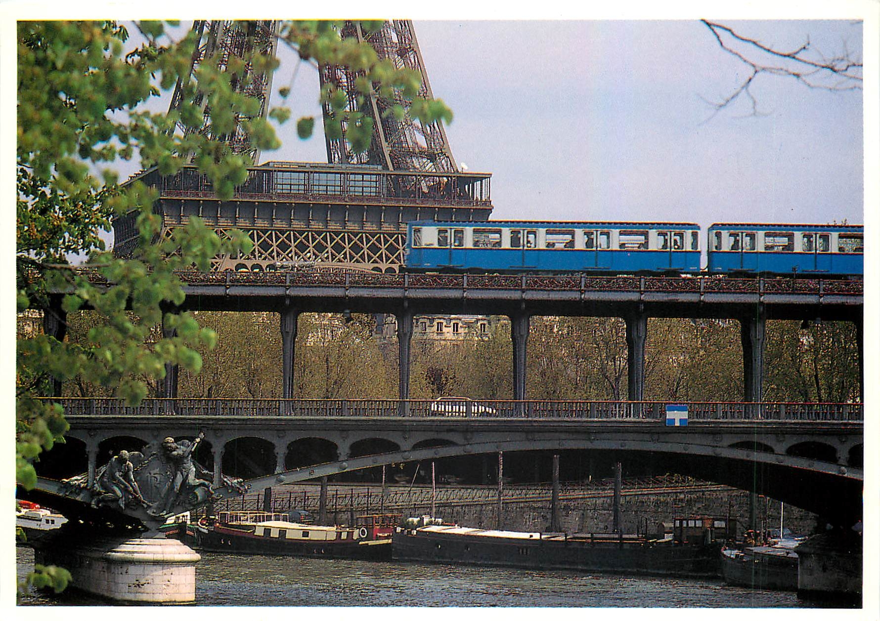 CPM Paris Le Pont de Bir Hakeim et La Tour Eiffel 