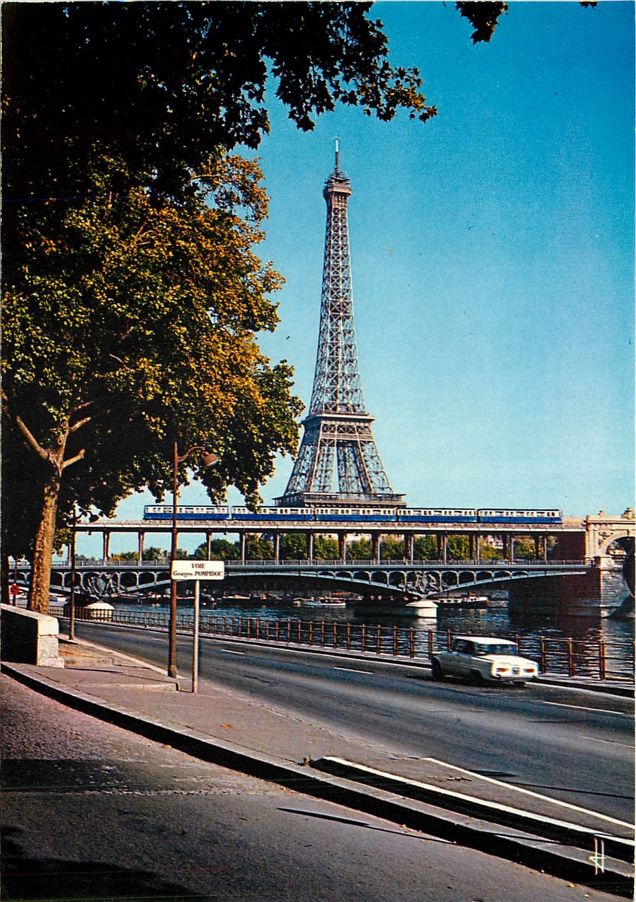 CPM Paris La Tour Eiffel La Seine au Pont Bir Hakeim 