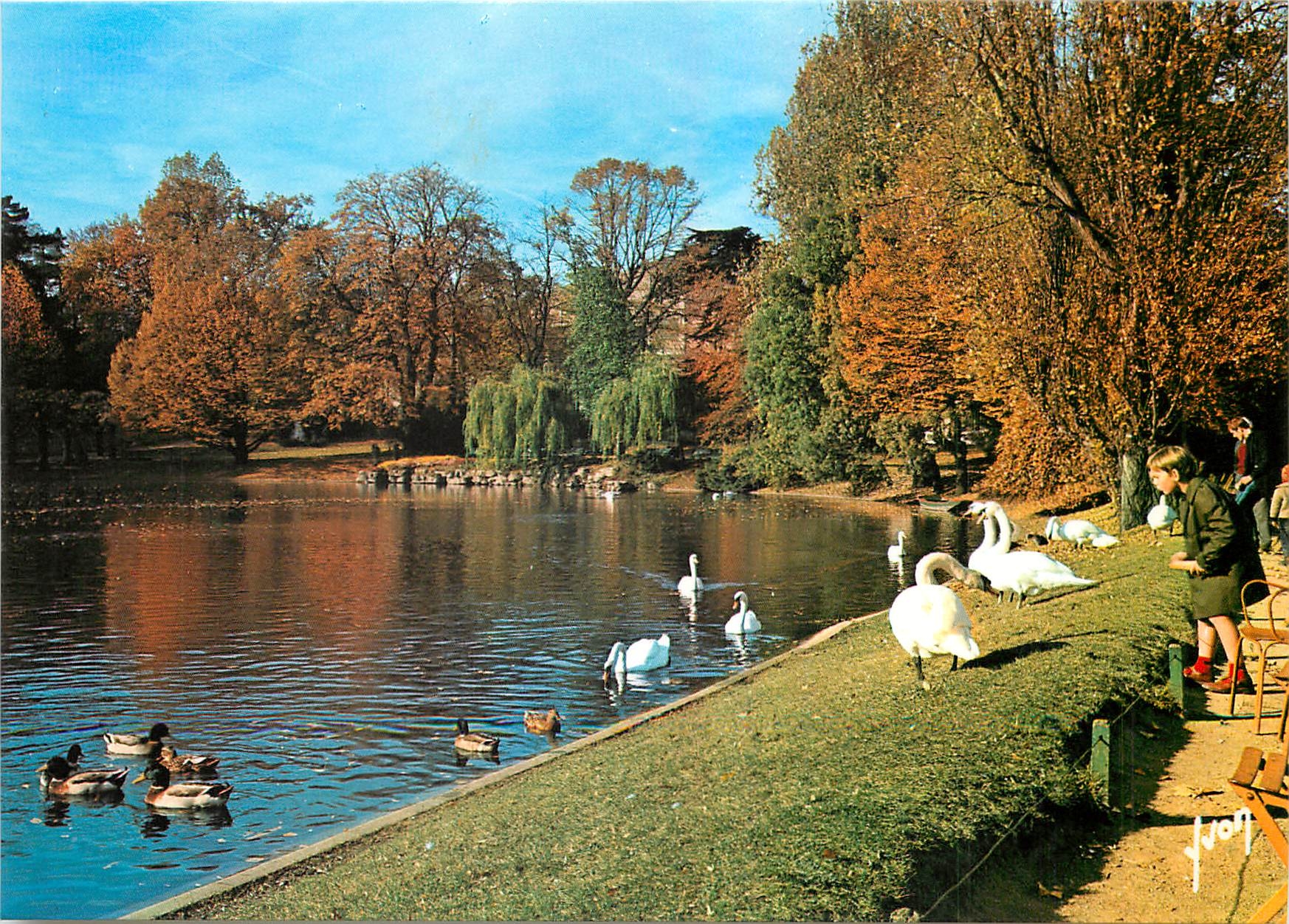 CPM Paris Le Parc Montsouris Promenade automnale 