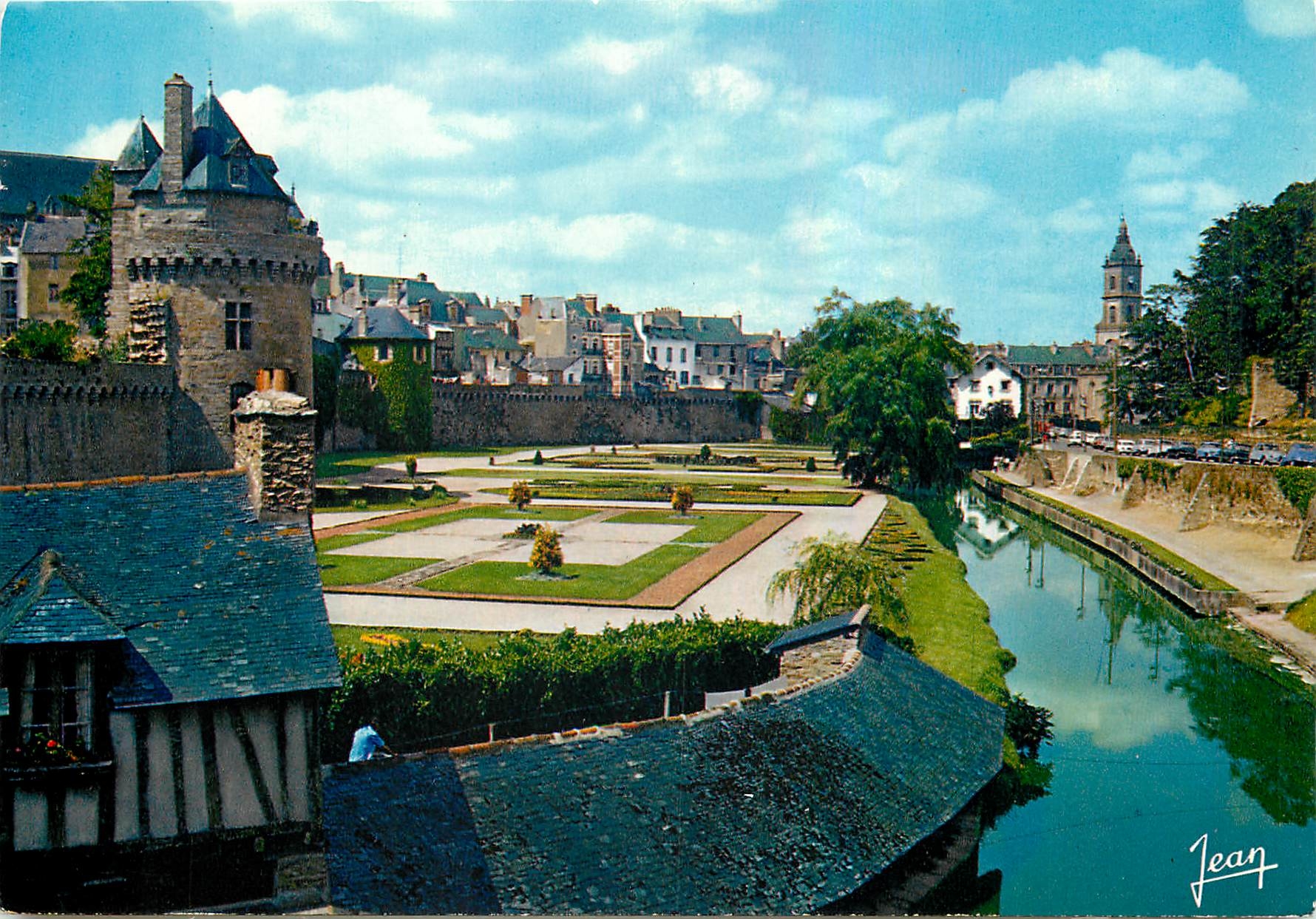 CPM Vannes Morbihan Le Chateau Les remparts Au fond l'Eglise Saint Patern 