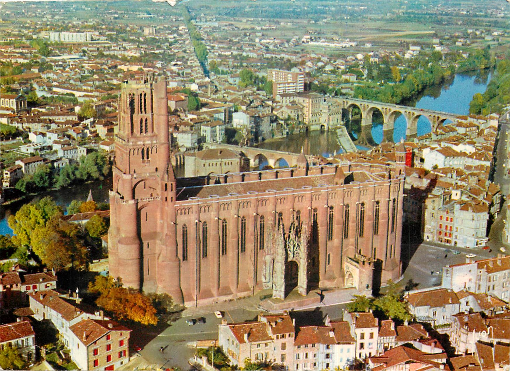 CPM Albi Tarn La Cathedrale Sainte Cecile et le Tarn 