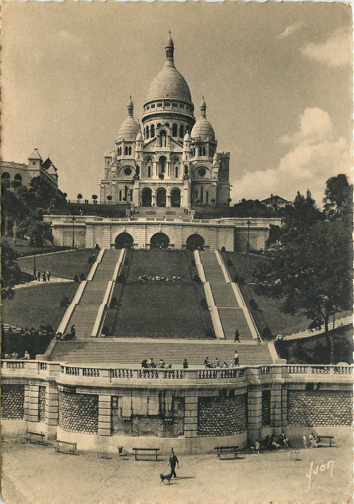CPM Paris Le Sacre Coeur de Montmartre et l'escalier monumental 