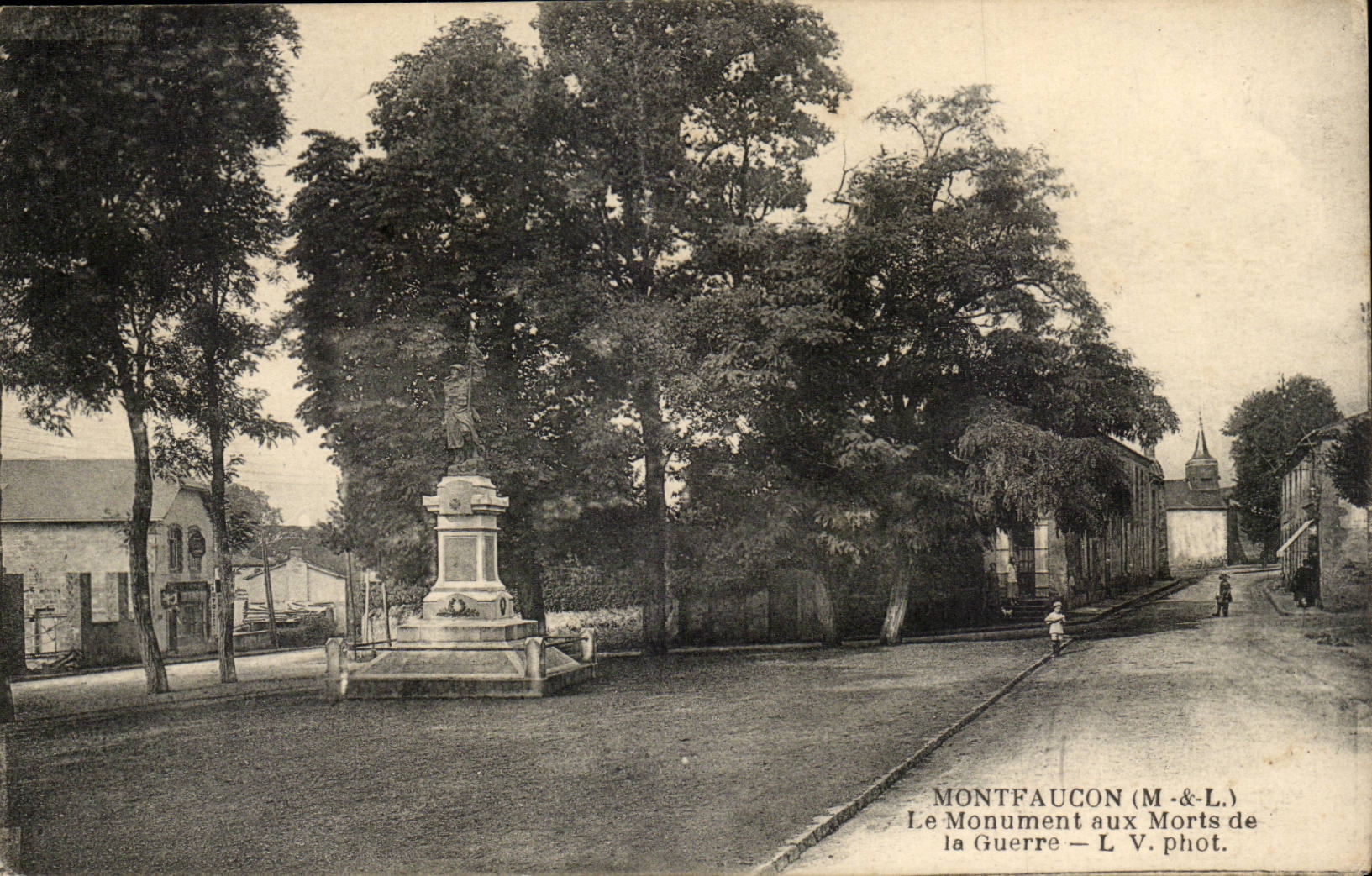 Montfaucon-Le Monument aux mort de la Guerre-CPA
