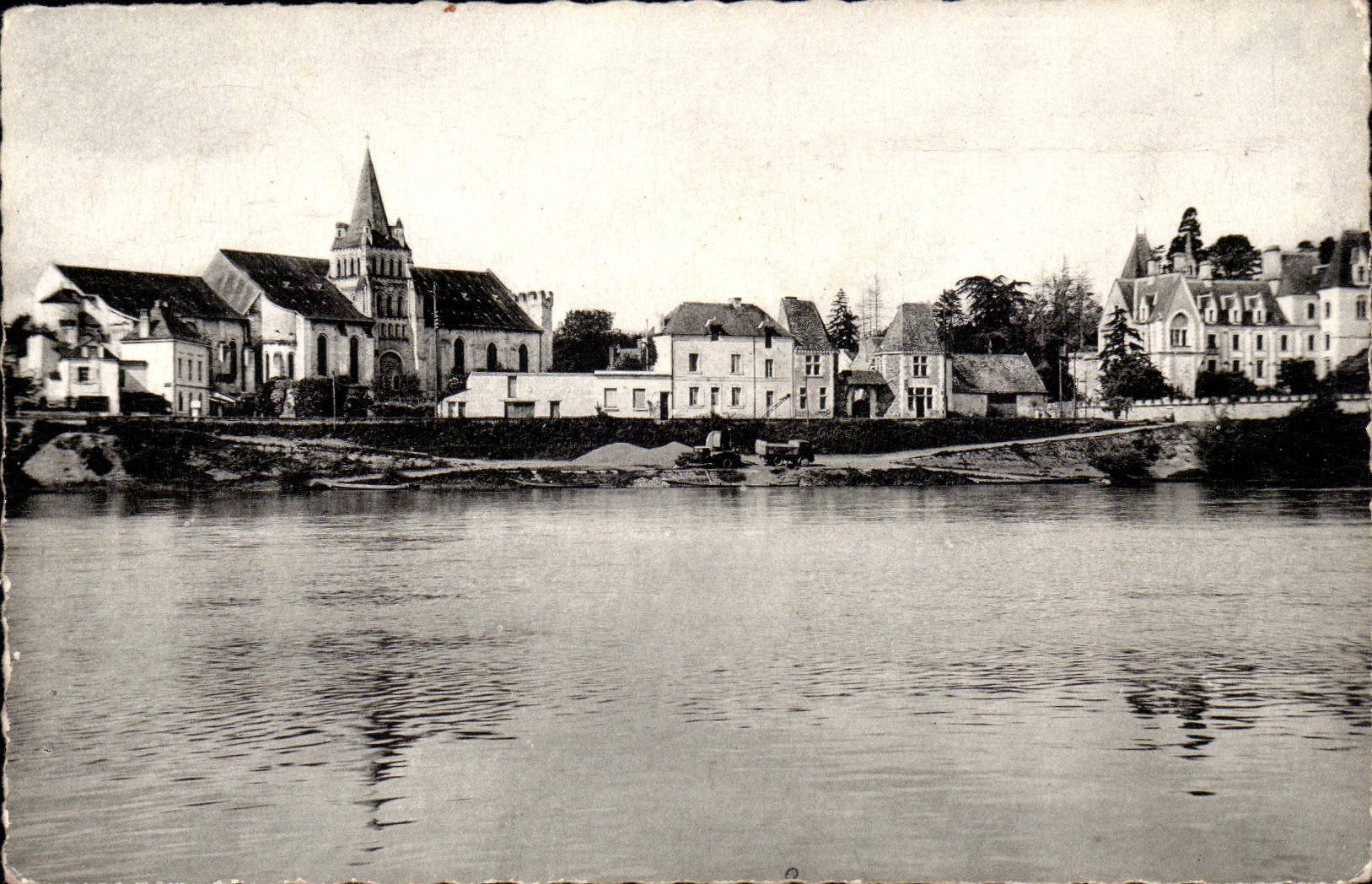 Cunault-Vue generale au bord de la Loire-CPA