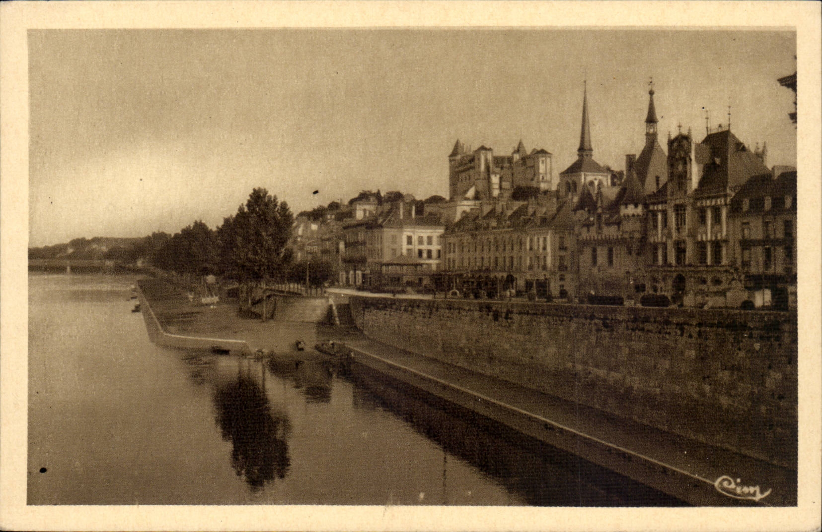 Saumur- Le Chateau L'Eglise l'Hotel de Ville et le Quai Wilson - CPA