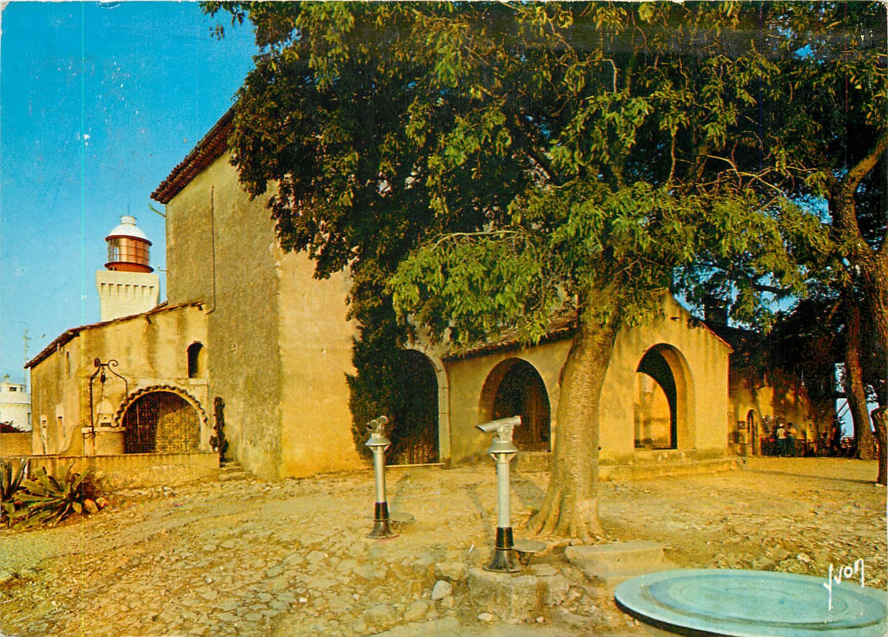 CPM Cap d'Antibes AM La Chapelle de Notre Dame de la Garoupe et le Phare 