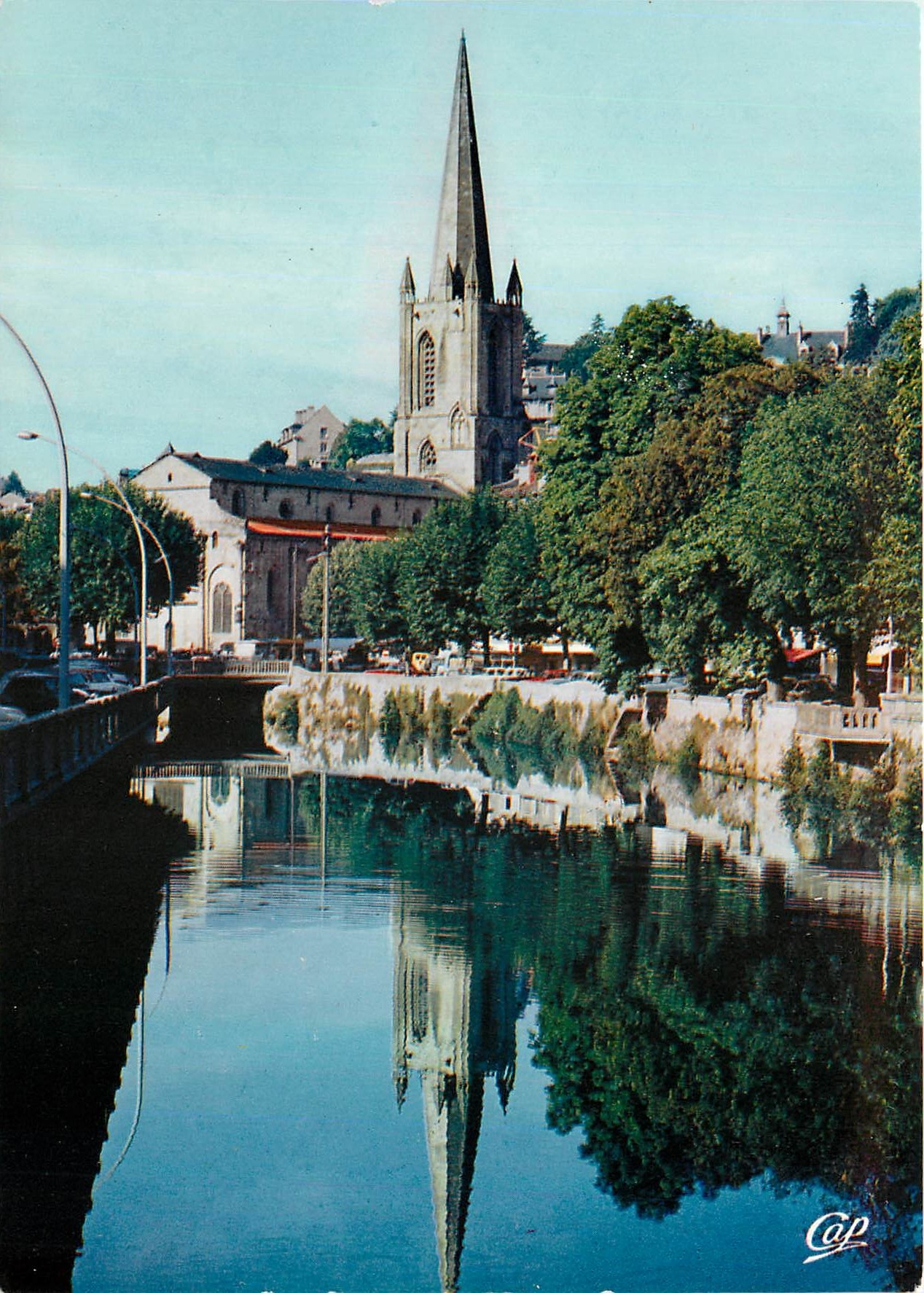 CPM Tulle La Correze et la Cathedrale 