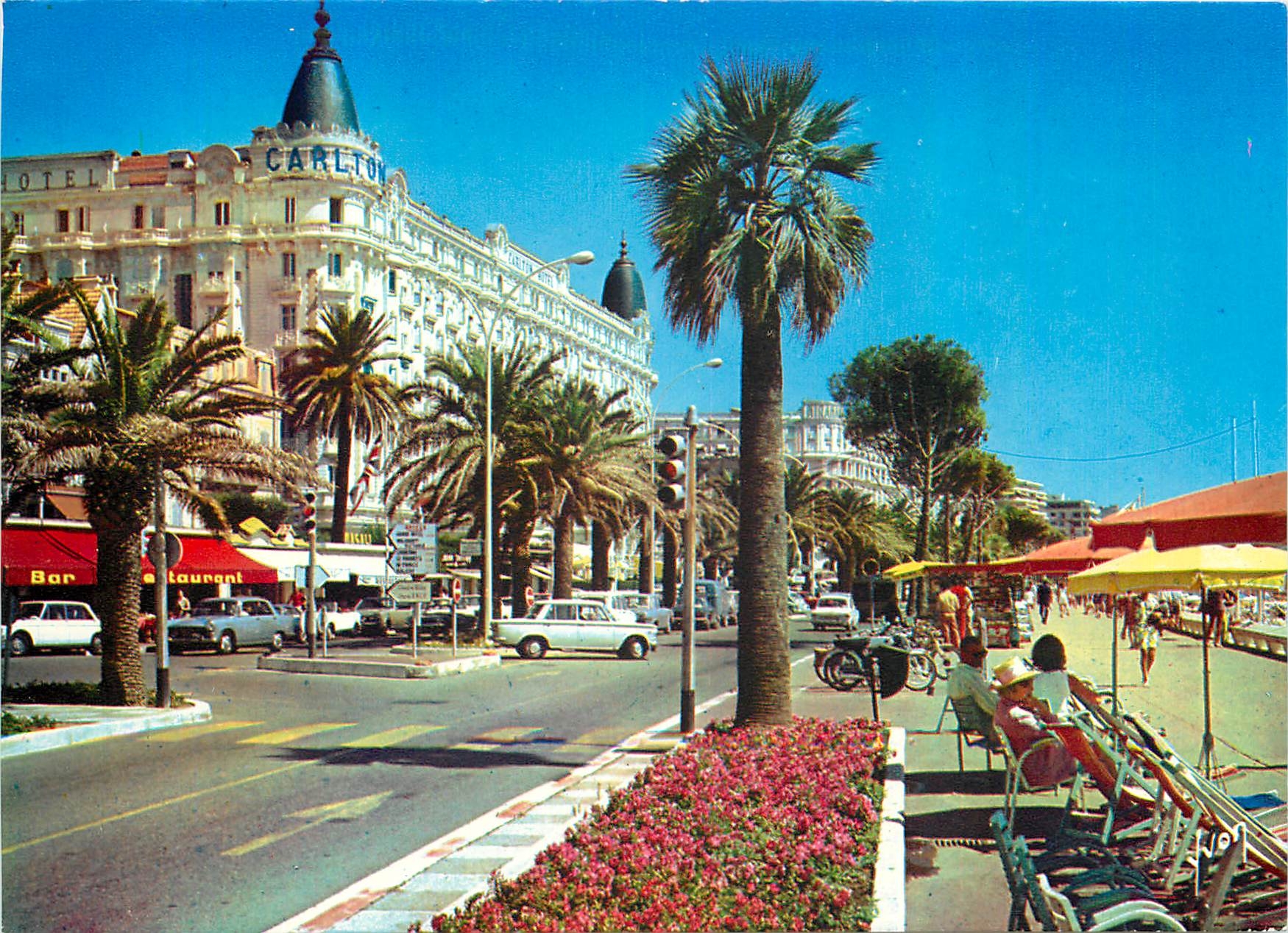CPM Cannes Alpes Maritimes La Croisette et le Carlton 
