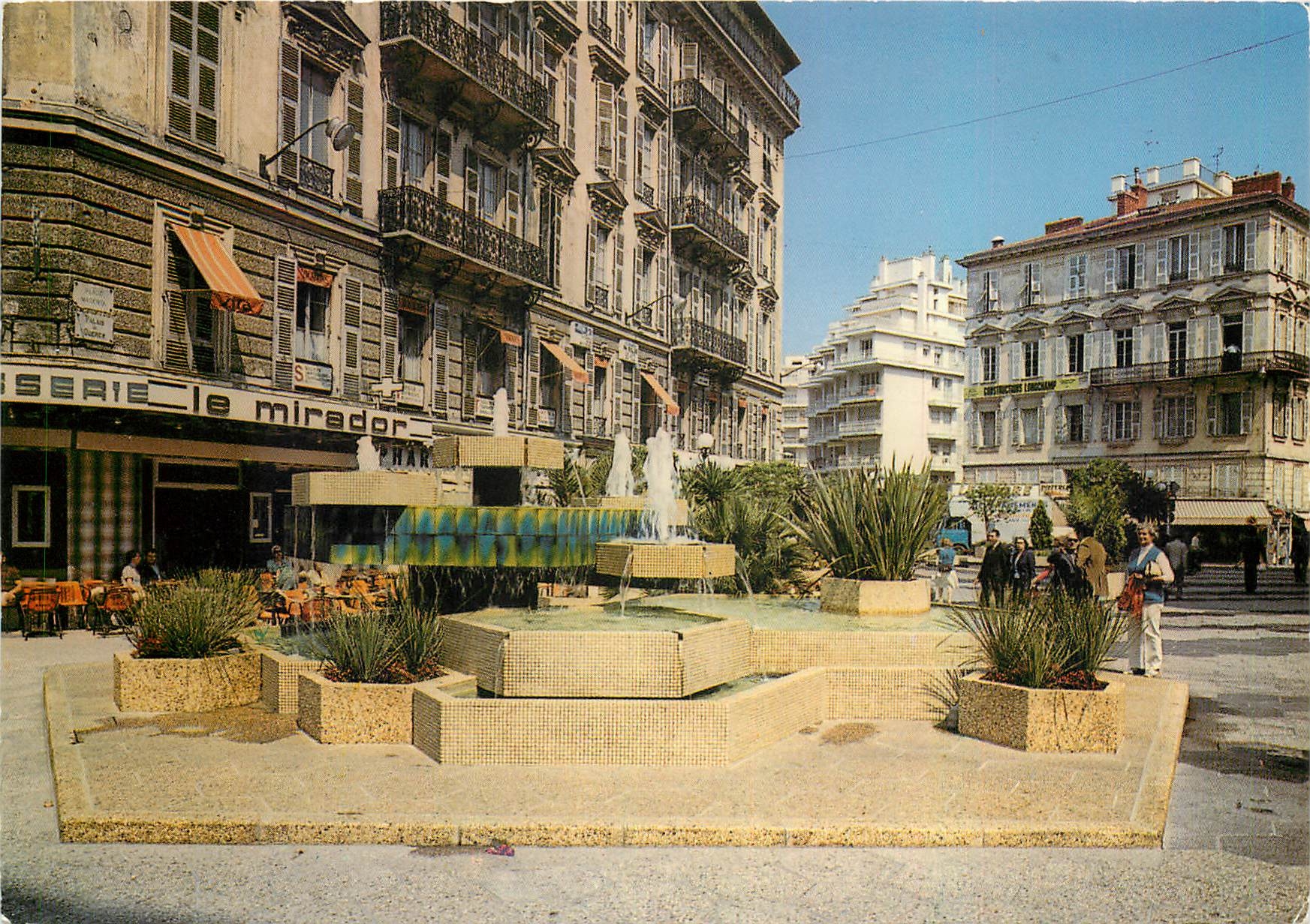 CPM Nice La fontaine de la place Magenta dans la rue pietonne 