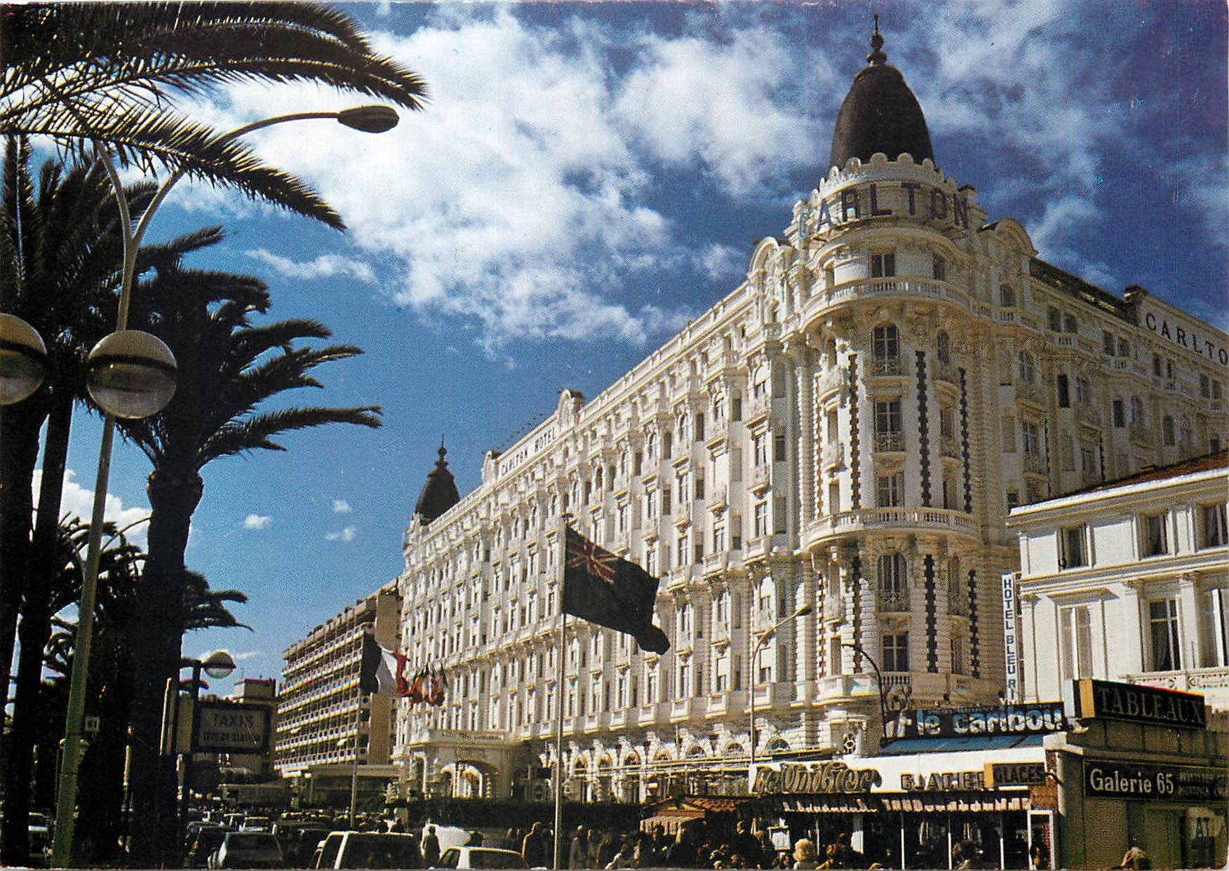 CPM Cannes Alpes Maritimes Sur la Croisette le Carlton 